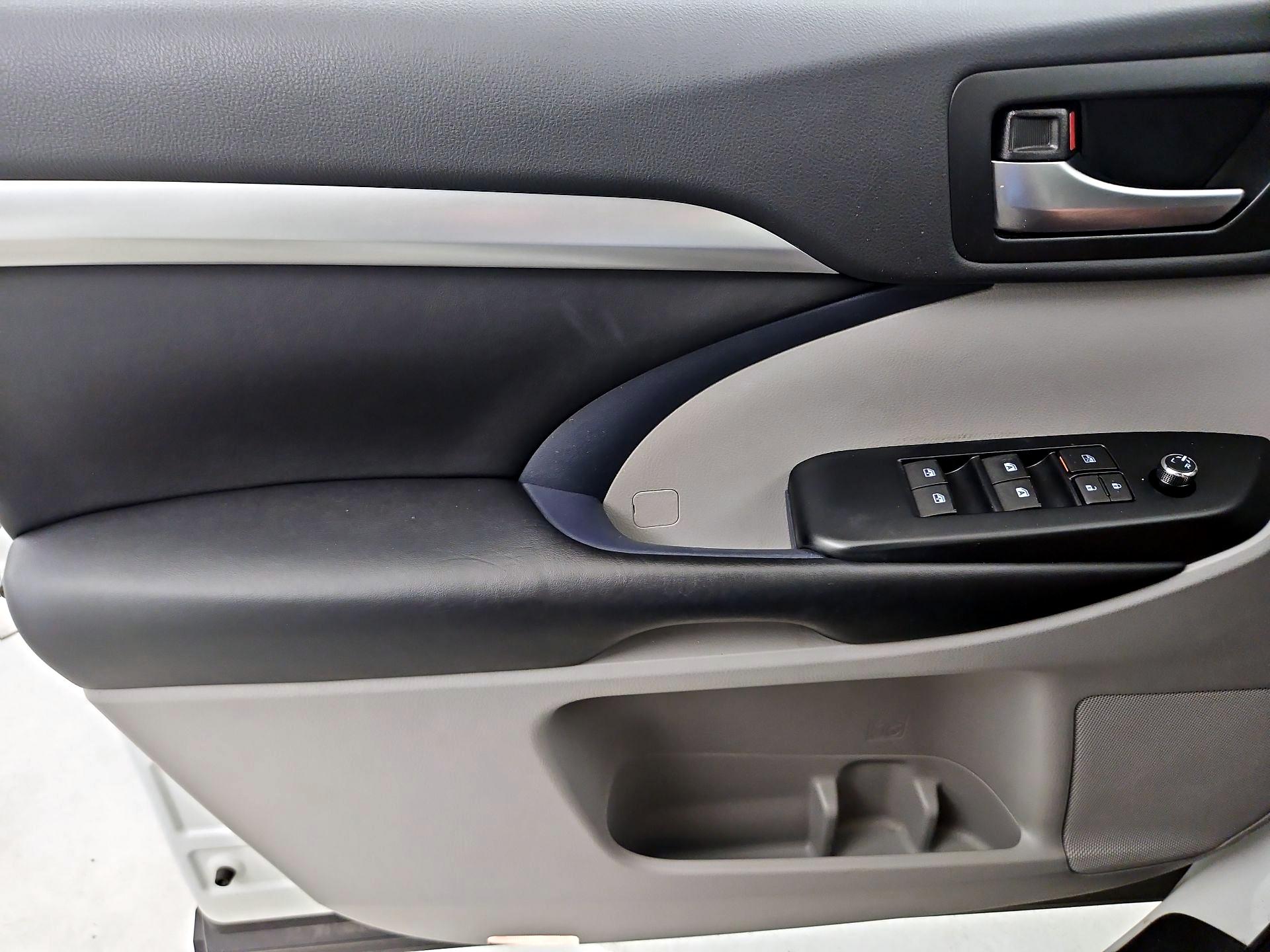 Thumbnail: 2019 Toyota Highlander - 12