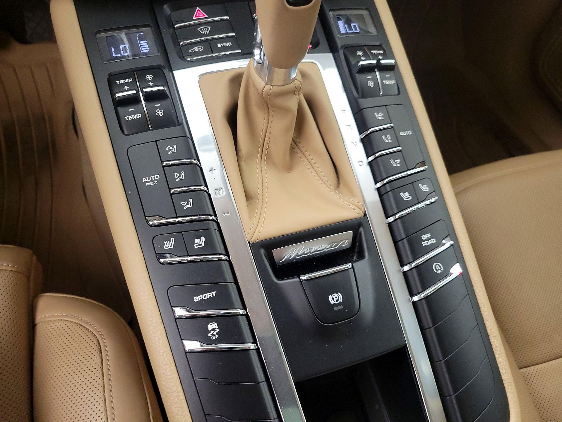 Thumbnail: 2015 Porsche Macan - 17