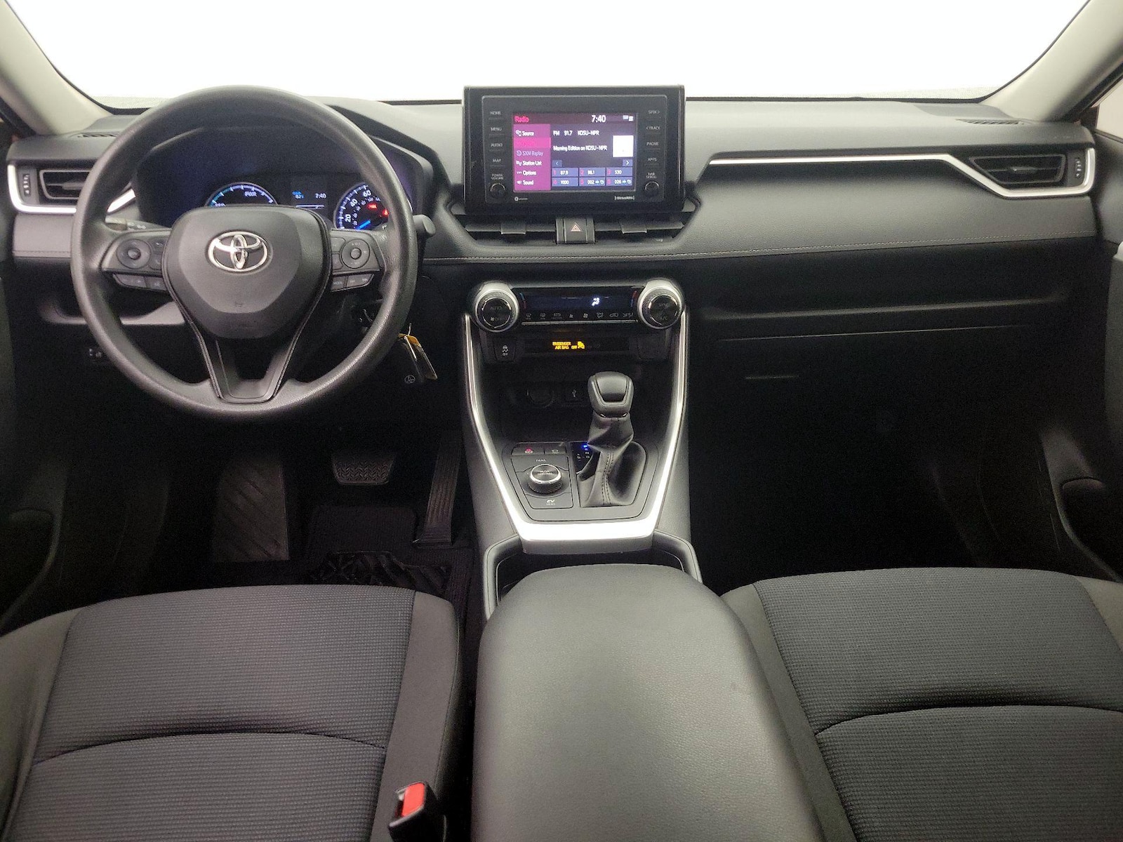 2020 Toyota RAV4 LE - Photo 10