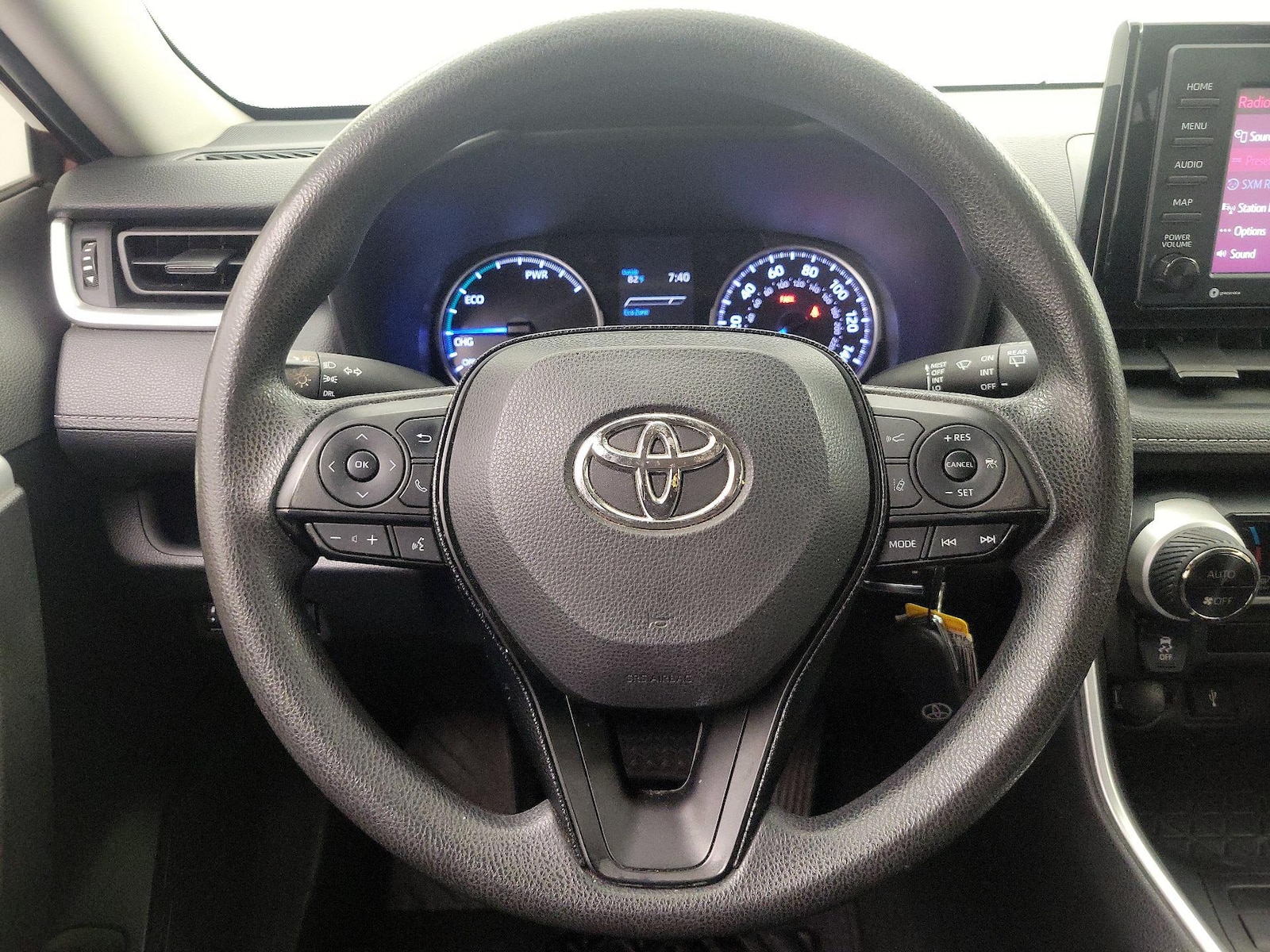 2020 Toyota RAV4 LE - Photo 11