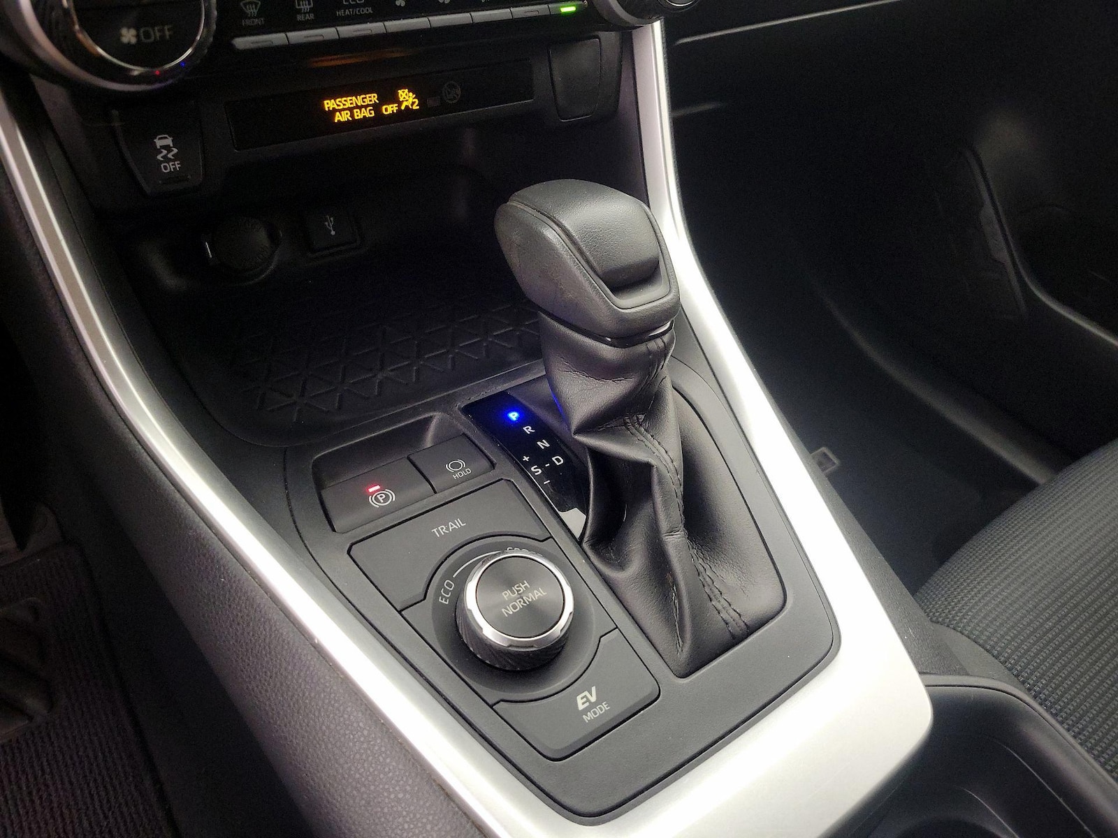 2020 Toyota RAV4 LE - Photo 18