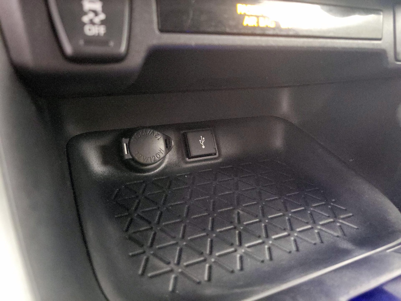 2020 Toyota RAV4 LE - Photo 19