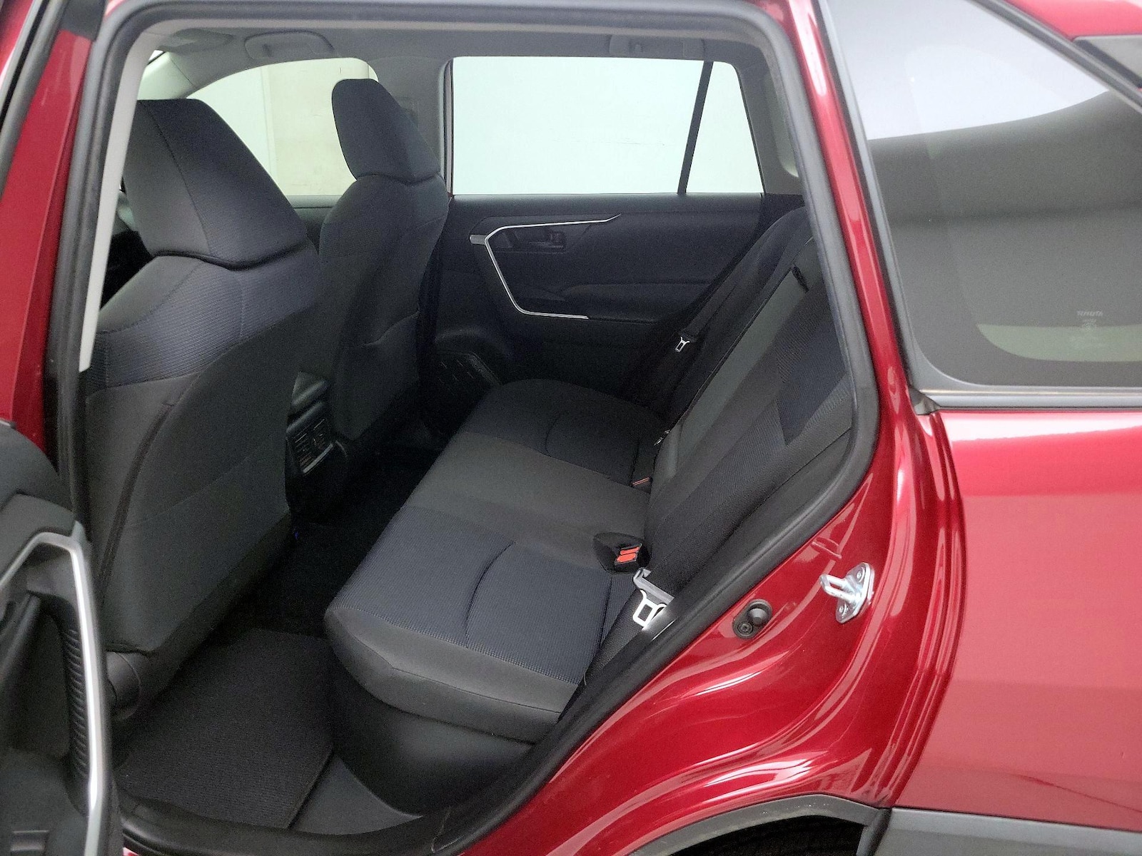 2020 Toyota RAV4 LE - Photo 20