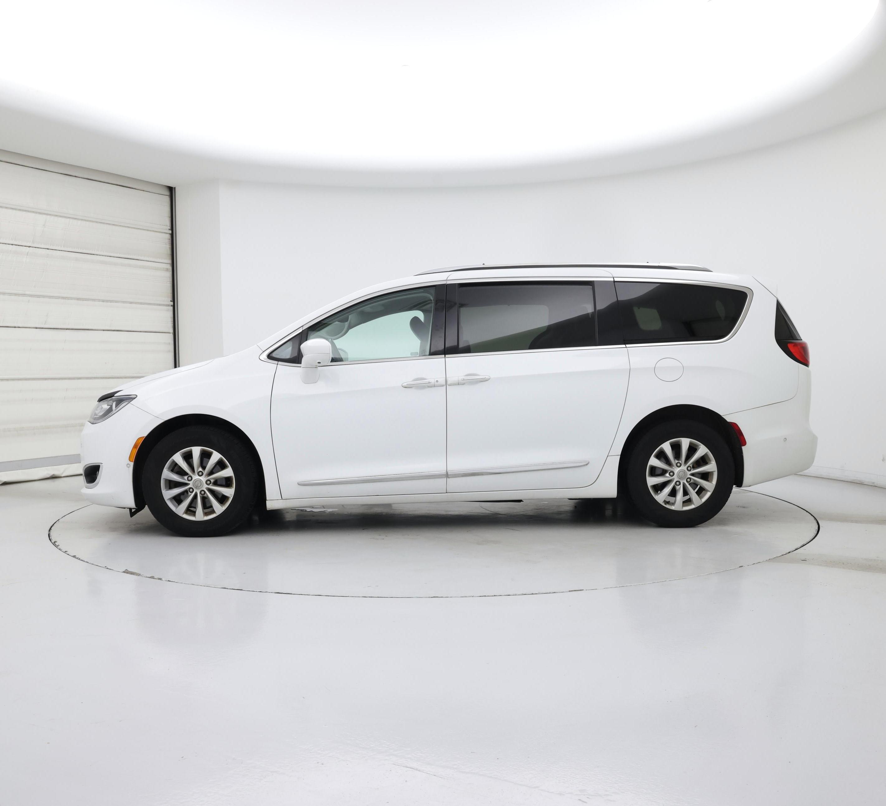Thumbnail: 2020 Chrysler Pacifica - 3