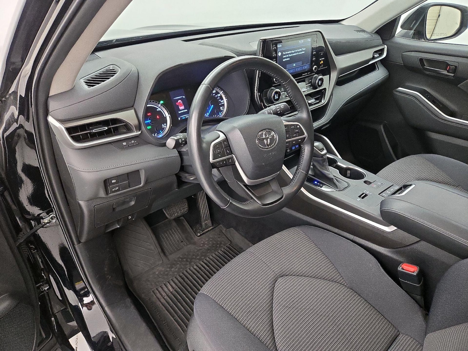 2022 Toyota Highlander LE - Photo 12