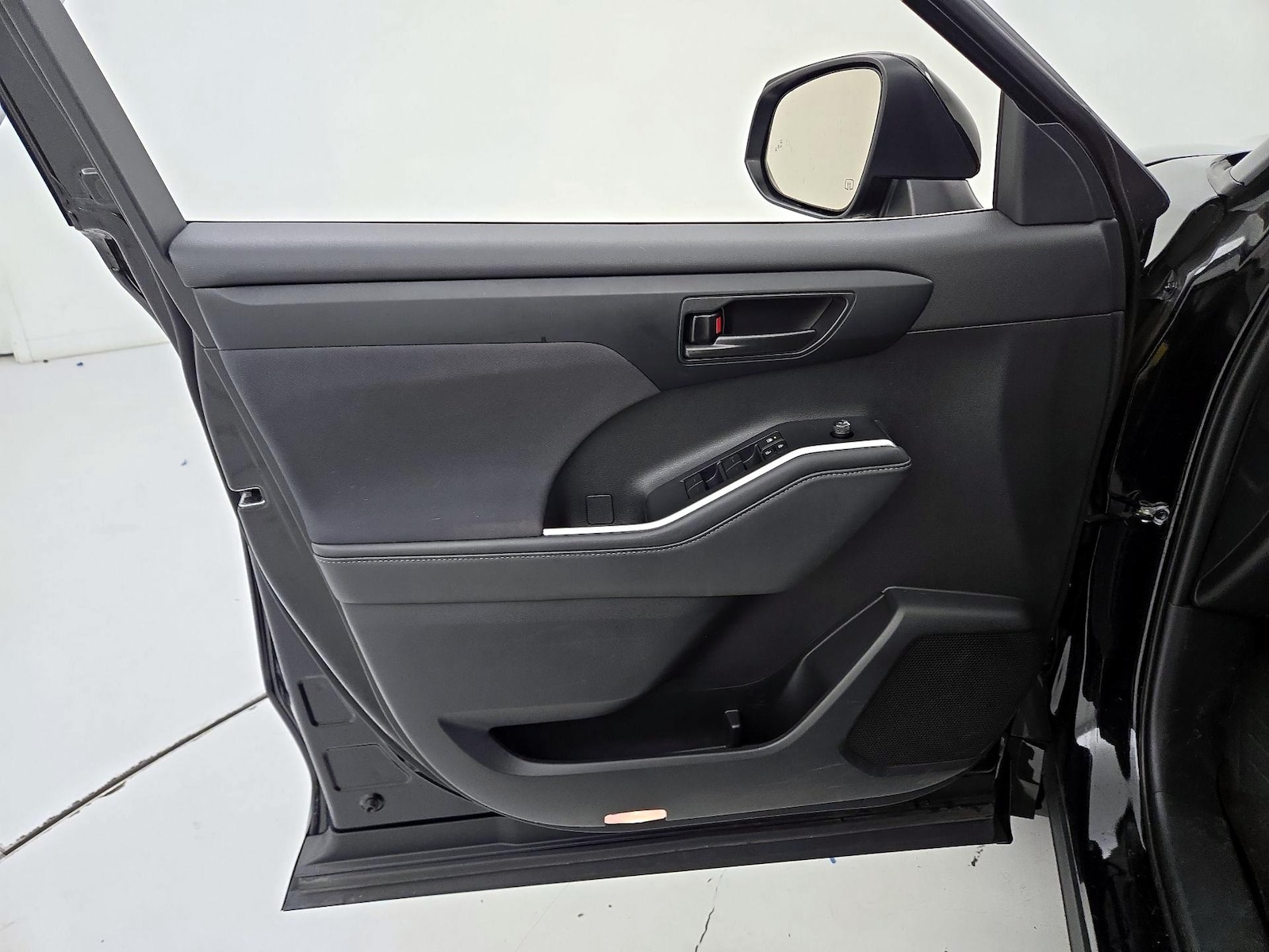 2022 Toyota Highlander LE - Photo 13