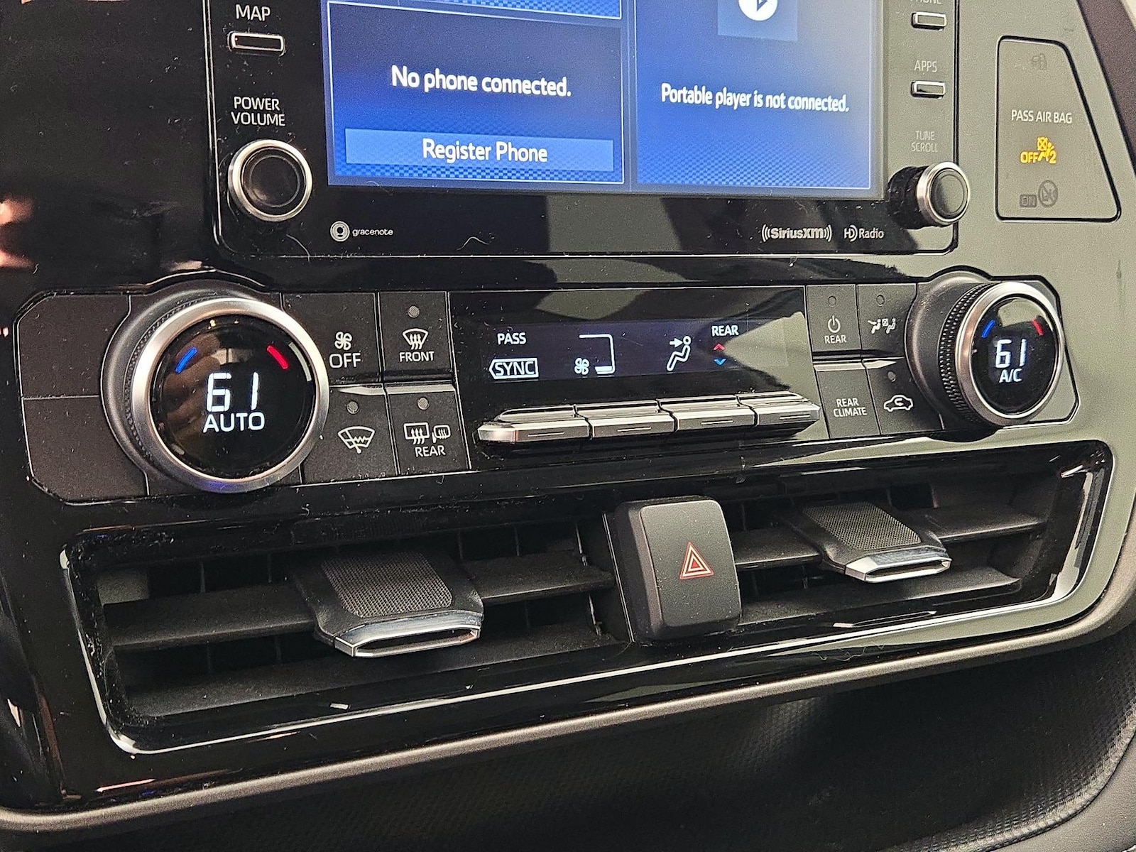 2022 Toyota Highlander LE - Photo 17