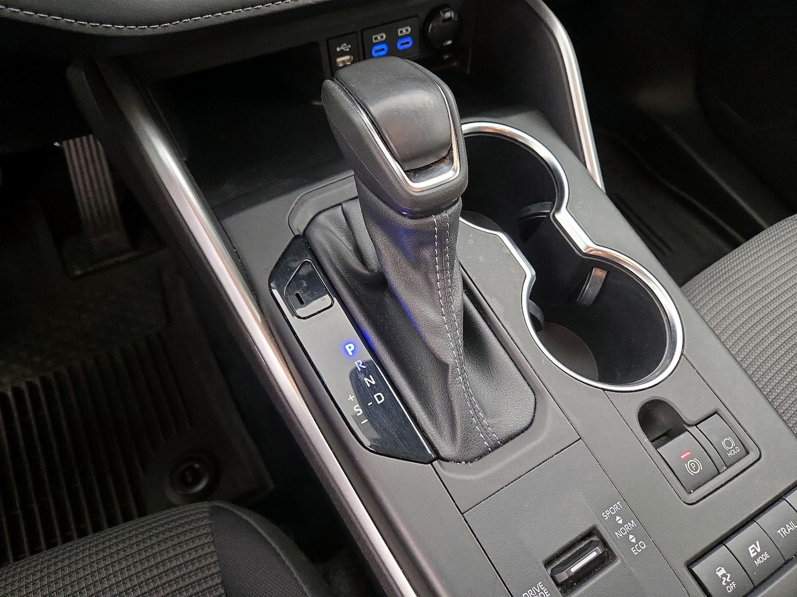 2022 Toyota Highlander LE - Photo 18