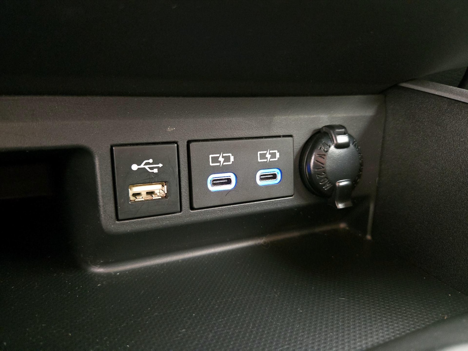 2022 Toyota Highlander LE - Photo 19