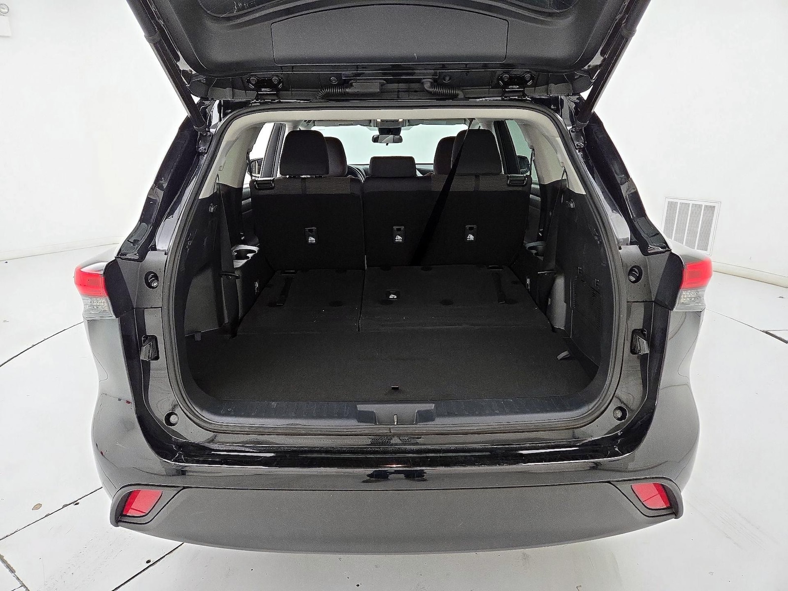 2022 Toyota Highlander LE - Photo 23