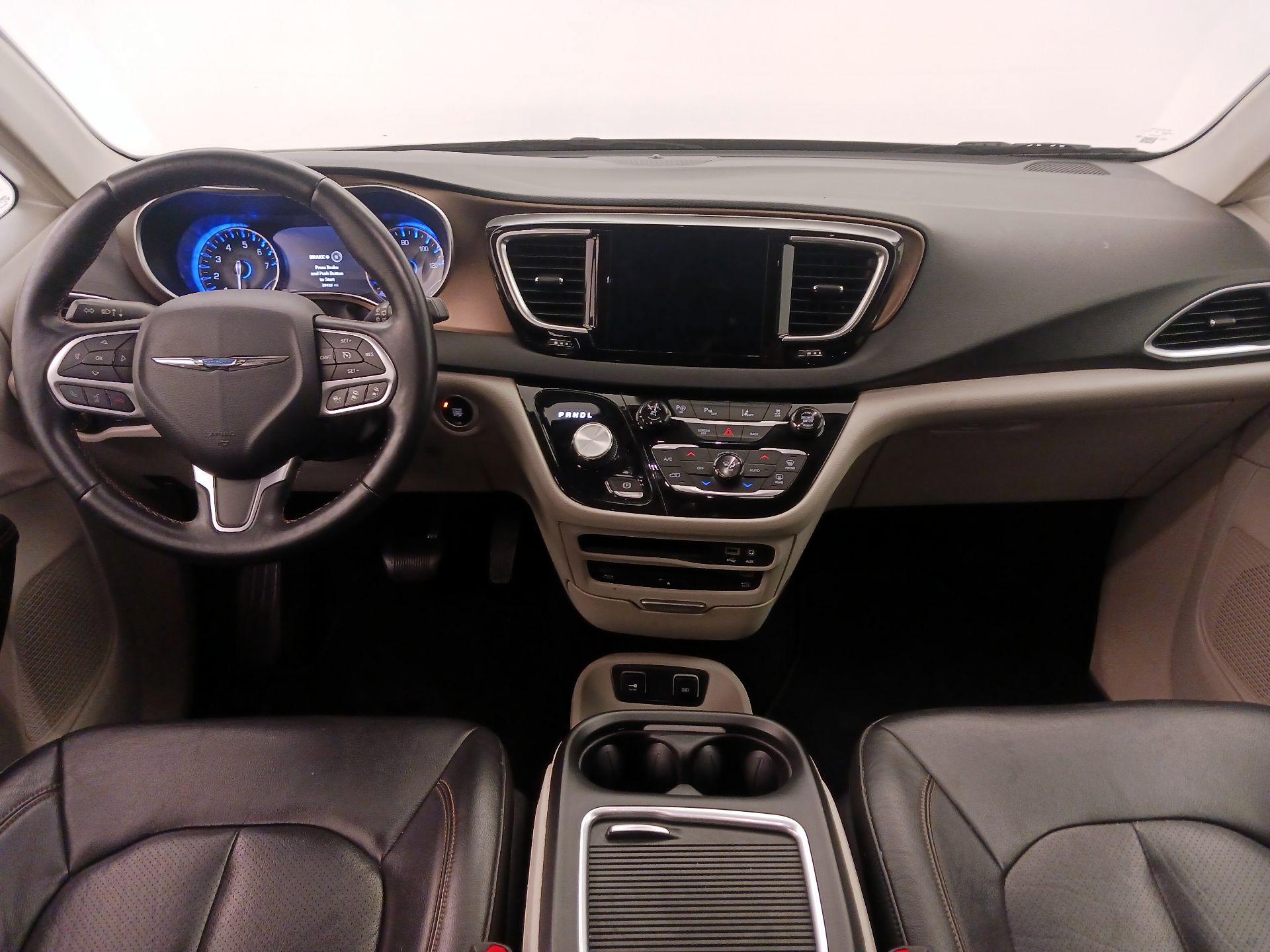 Thumbnail: 2017 Chrysler Pacifica - 9