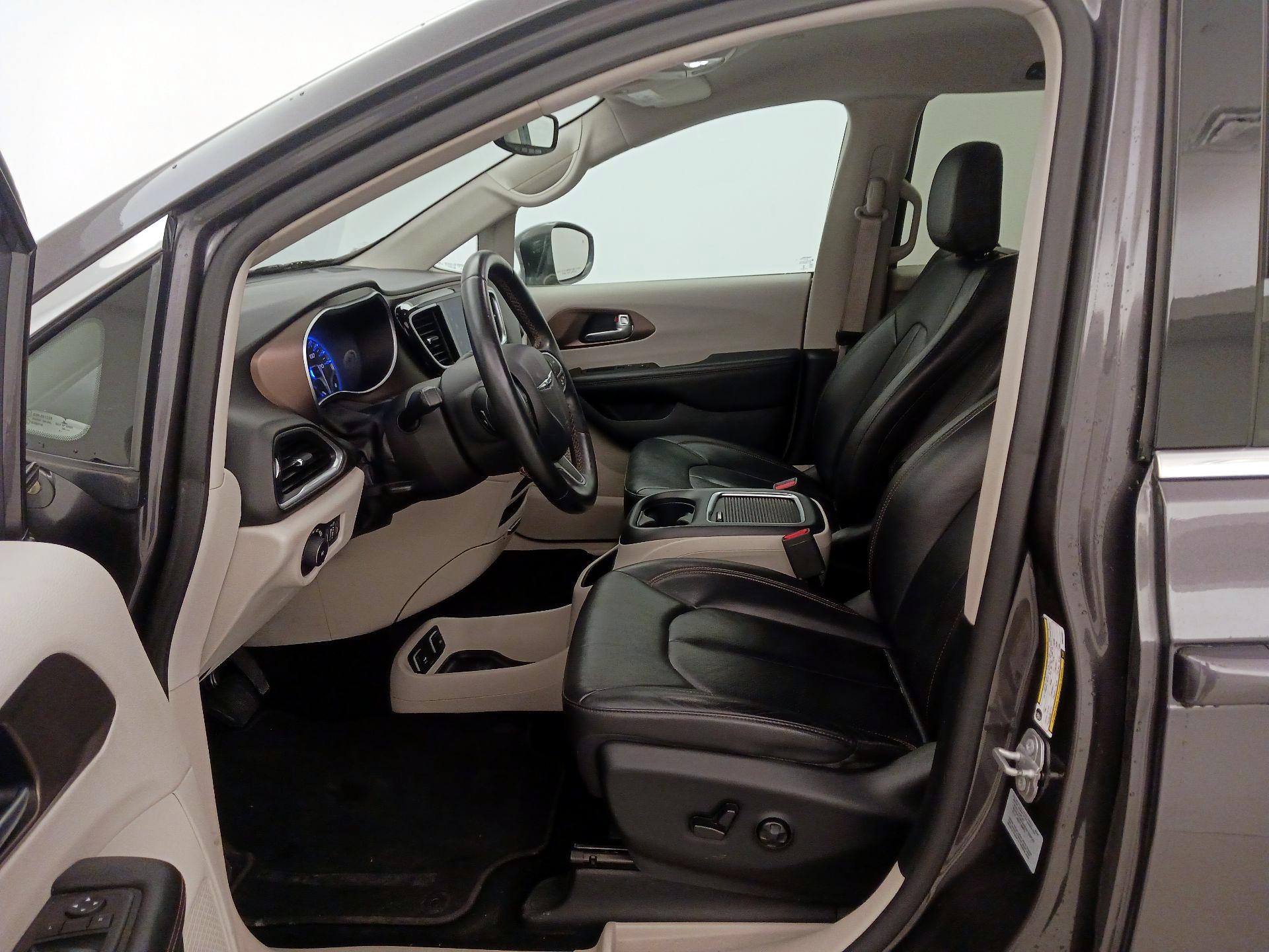 Thumbnail: 2017 Chrysler Pacifica - 11