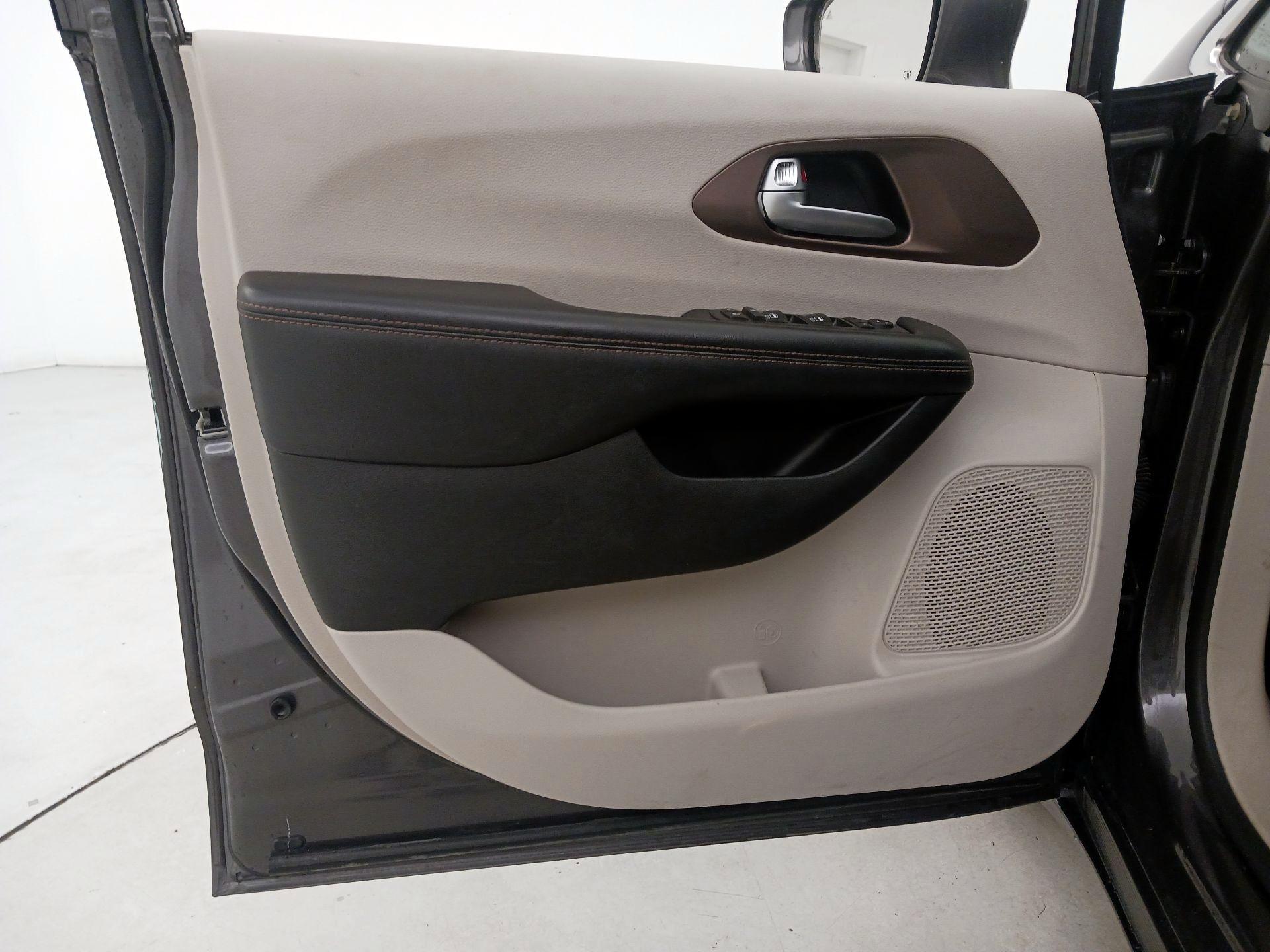 Thumbnail: 2017 Chrysler Pacifica - 12