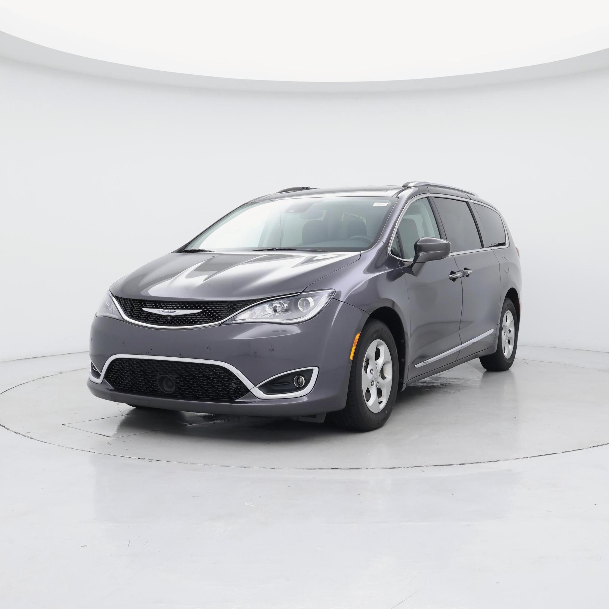 Thumbnail: 2017 Chrysler Pacifica - 4