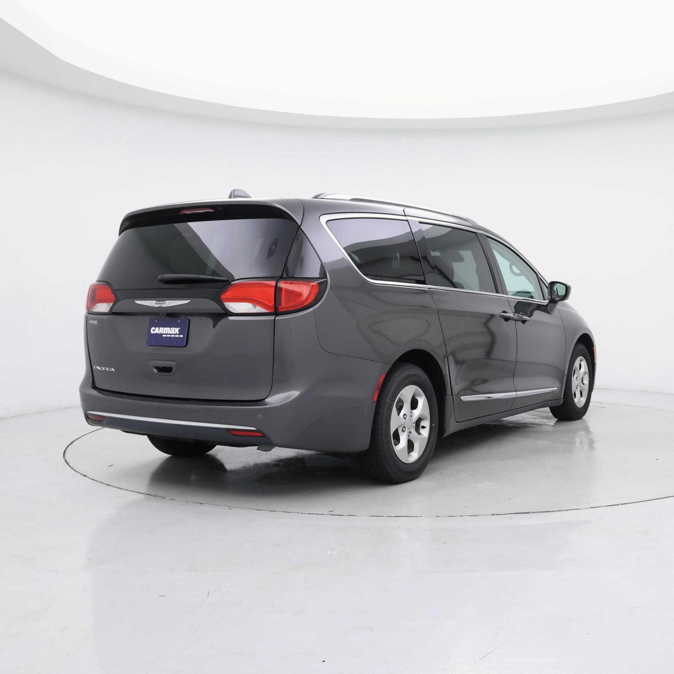 Thumbnail: 2017 Chrysler Pacifica - 8