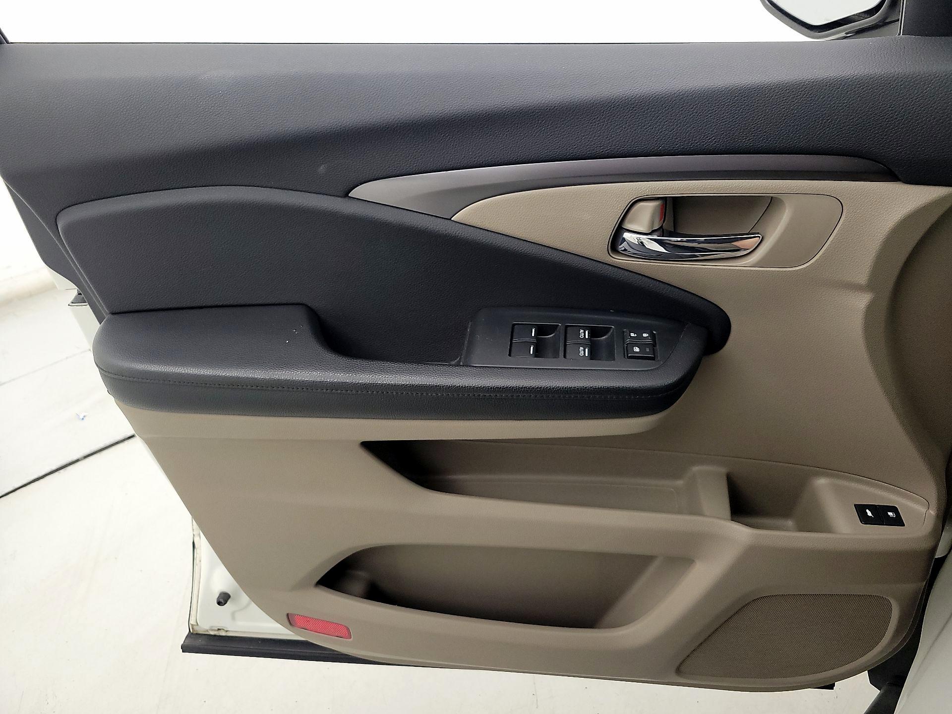 Thumbnail: 2016 Honda Pilot - 12