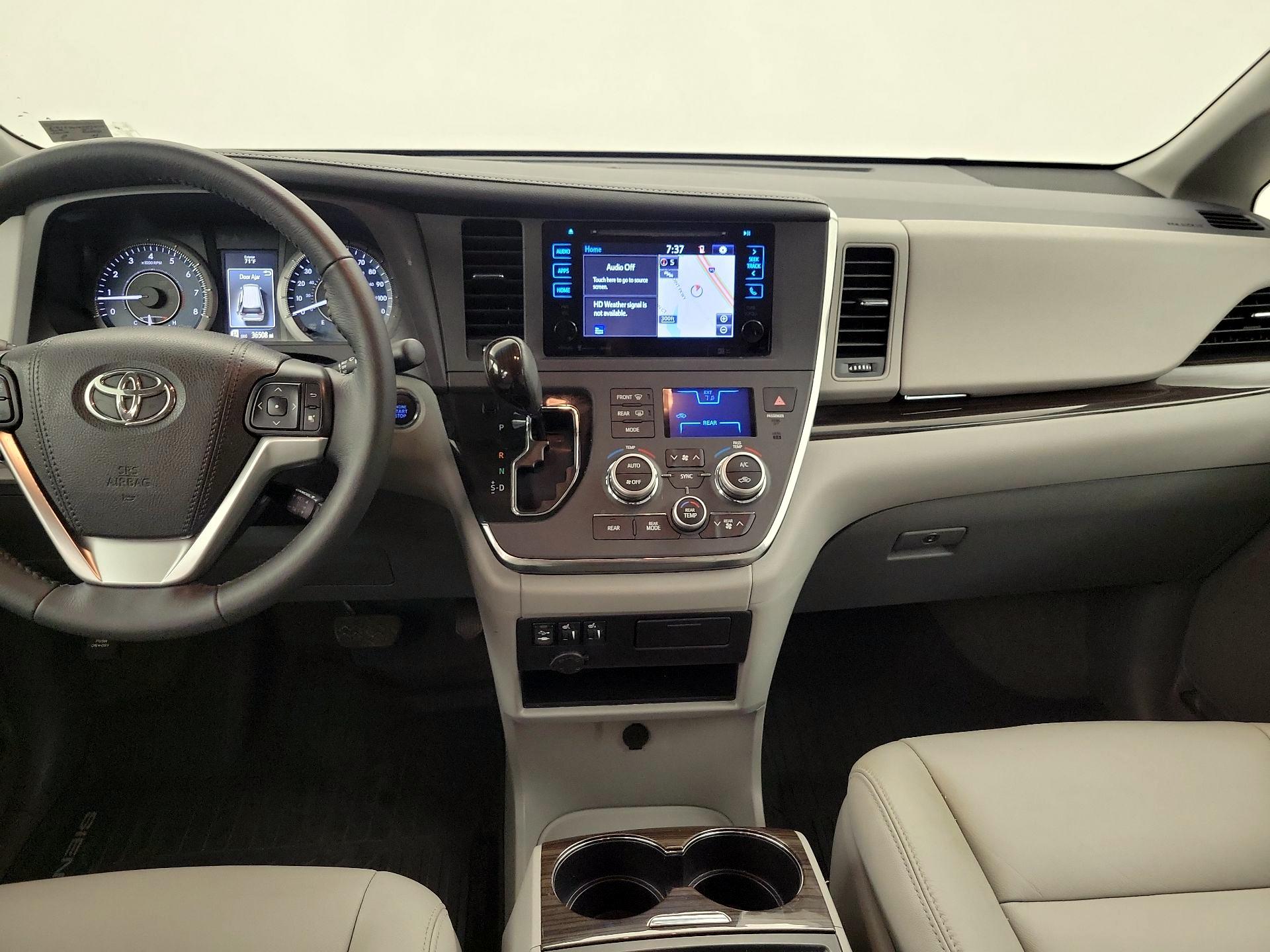 Thumbnail: 2017 Toyota Sienna - 9