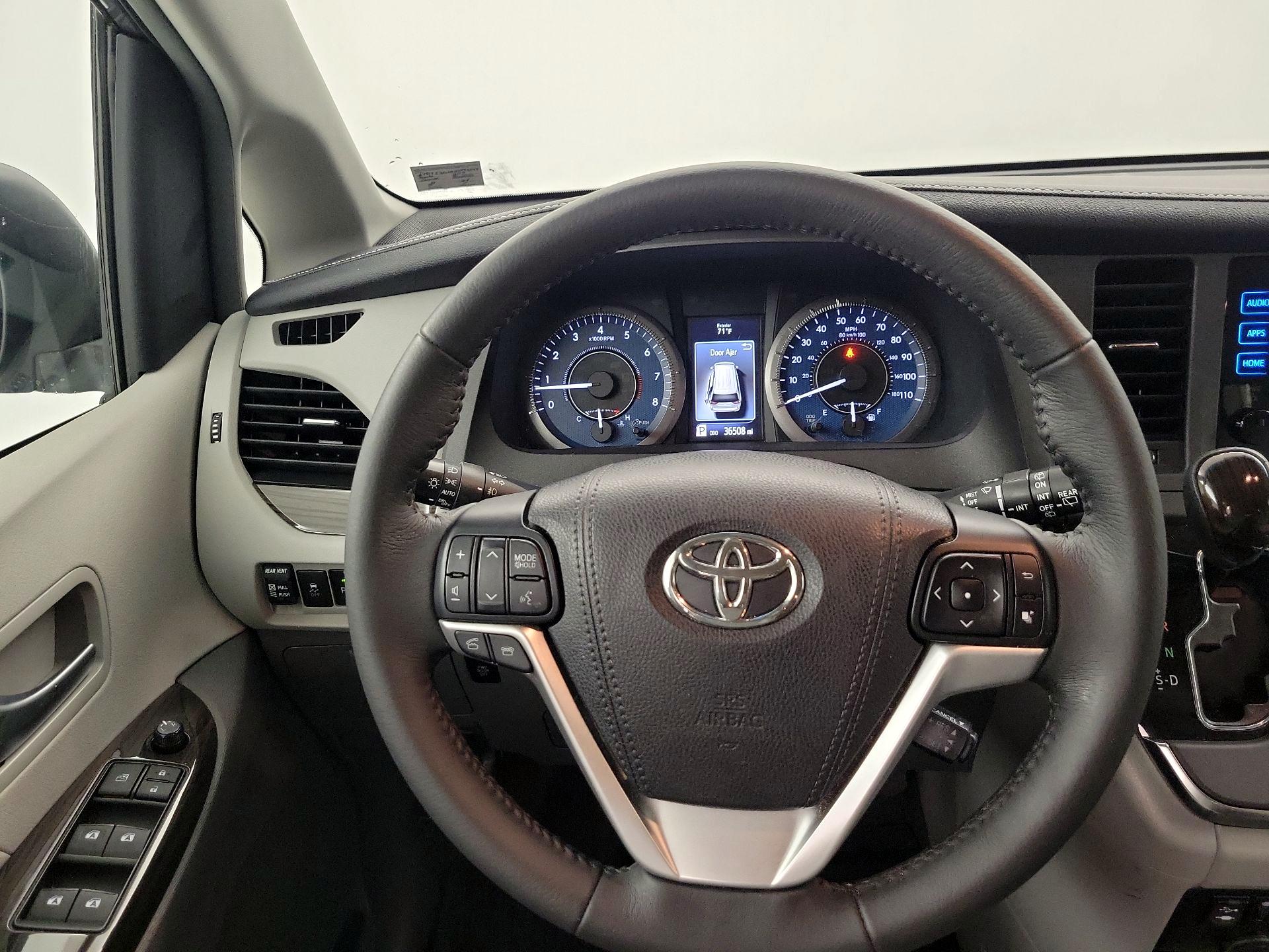 Thumbnail: 2017 Toyota Sienna - 10