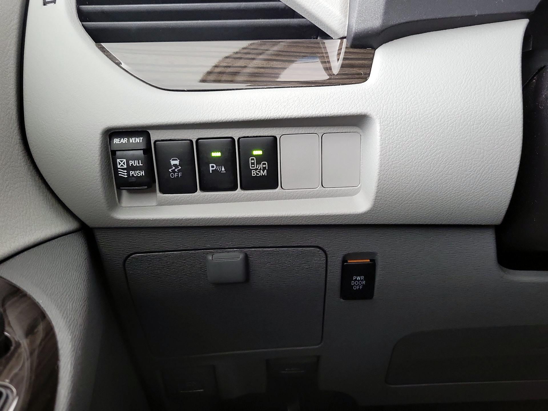 Thumbnail: 2017 Toyota Sienna - 13