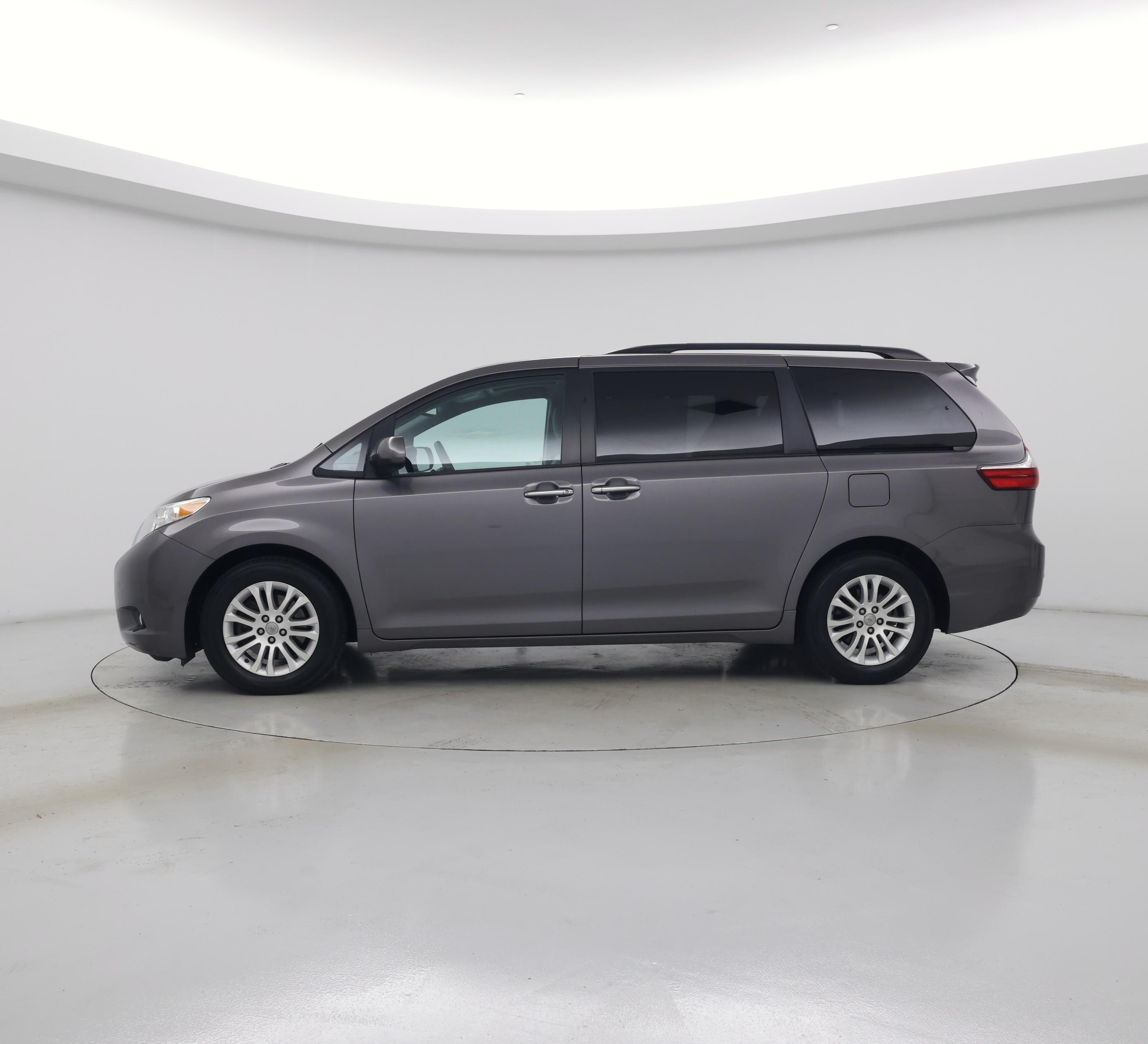 Thumbnail: 2017 Toyota Sienna - 3