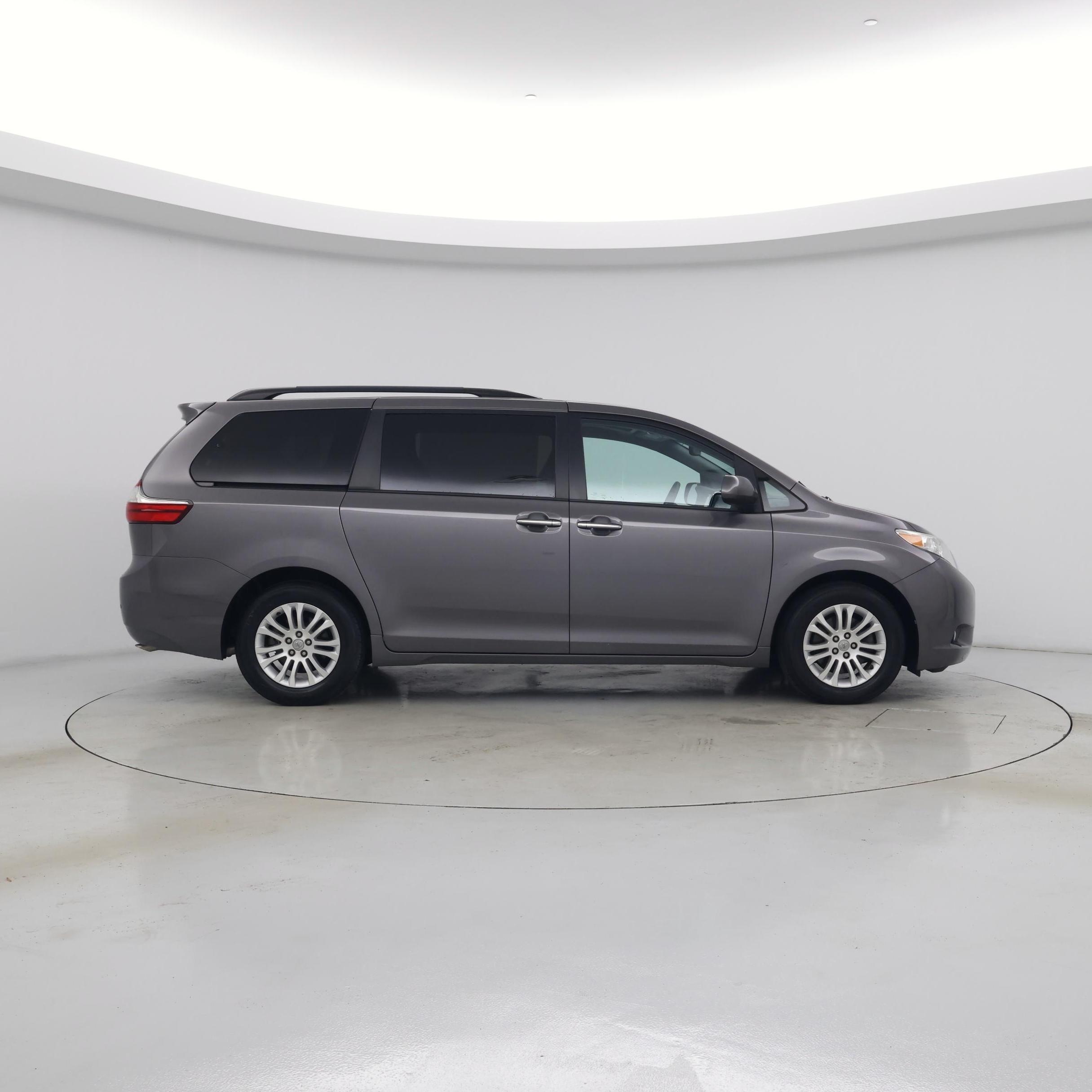 Thumbnail: 2017 Toyota Sienna - 7