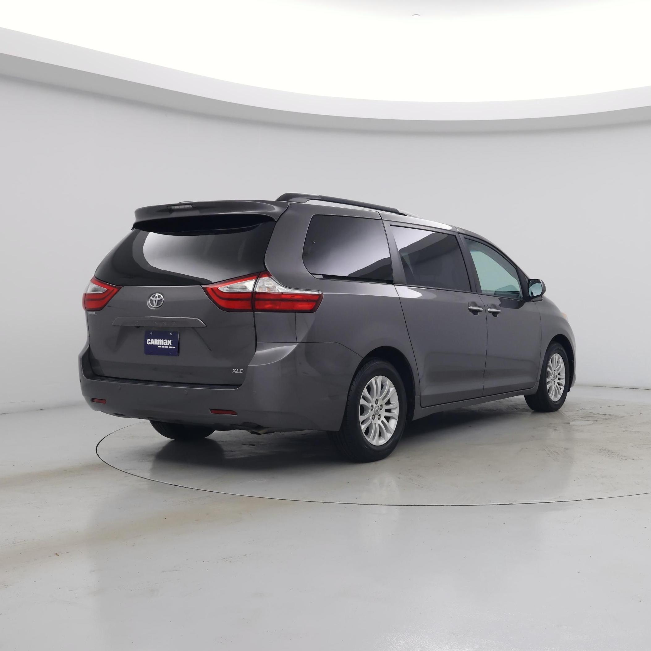 Thumbnail: 2017 Toyota Sienna - 8