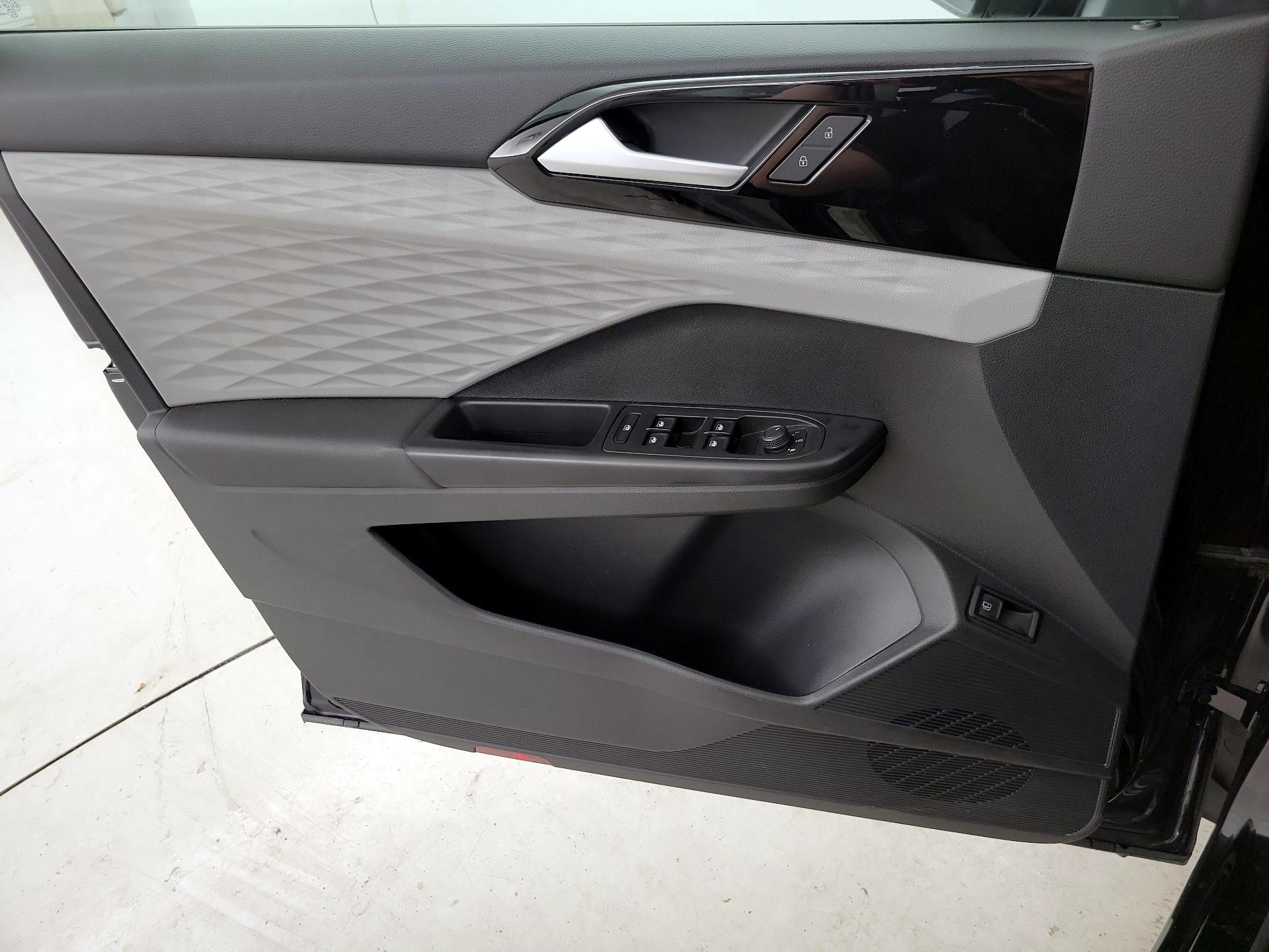 Thumbnail: 2022 Volkswagen Taos - 12