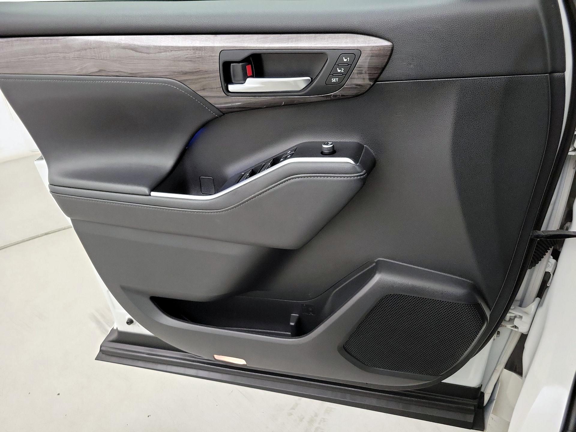 Thumbnail: 2020 Toyota Highlander - 12