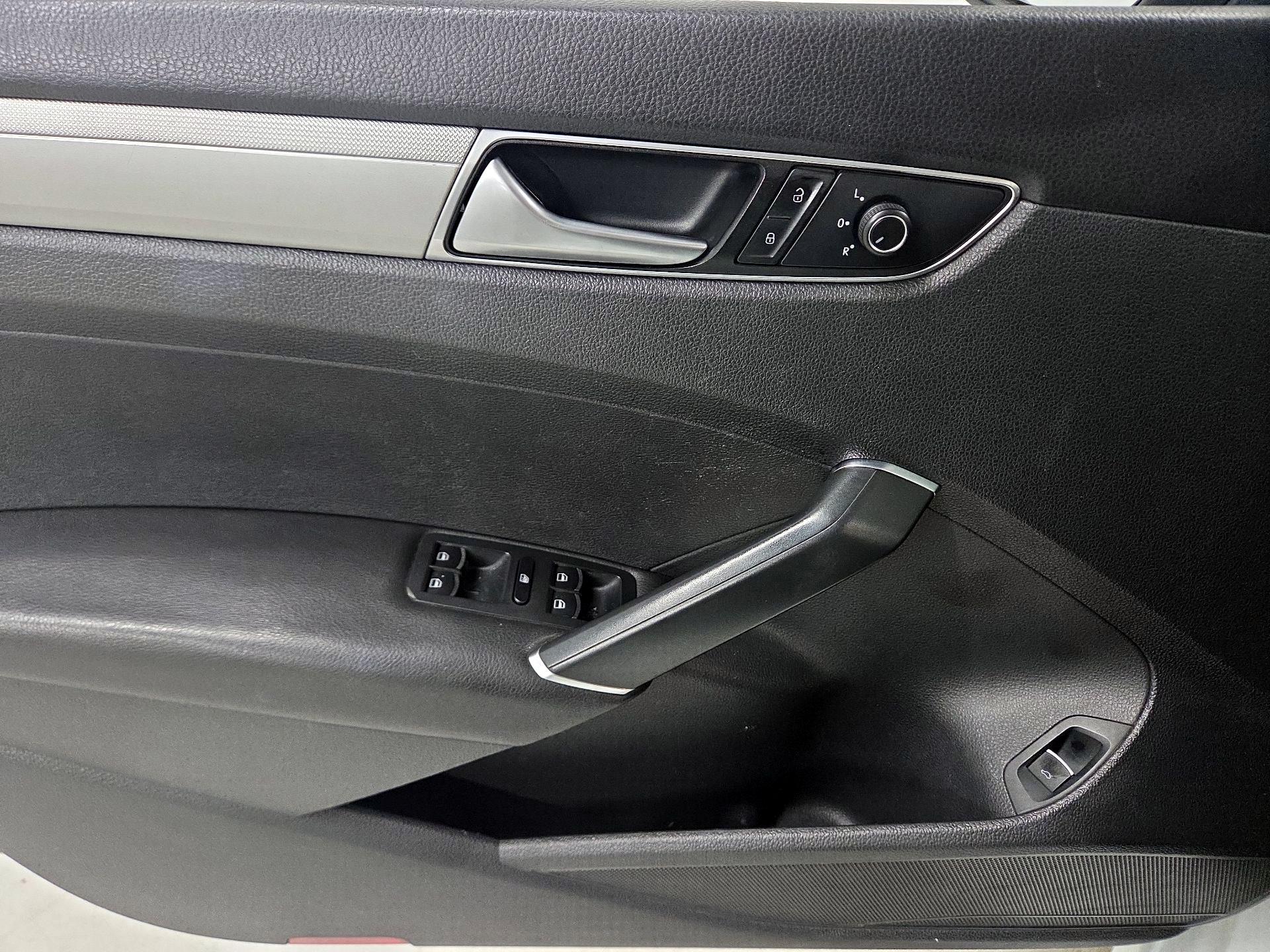 Thumbnail: 2016 Volkswagen Passat - 10