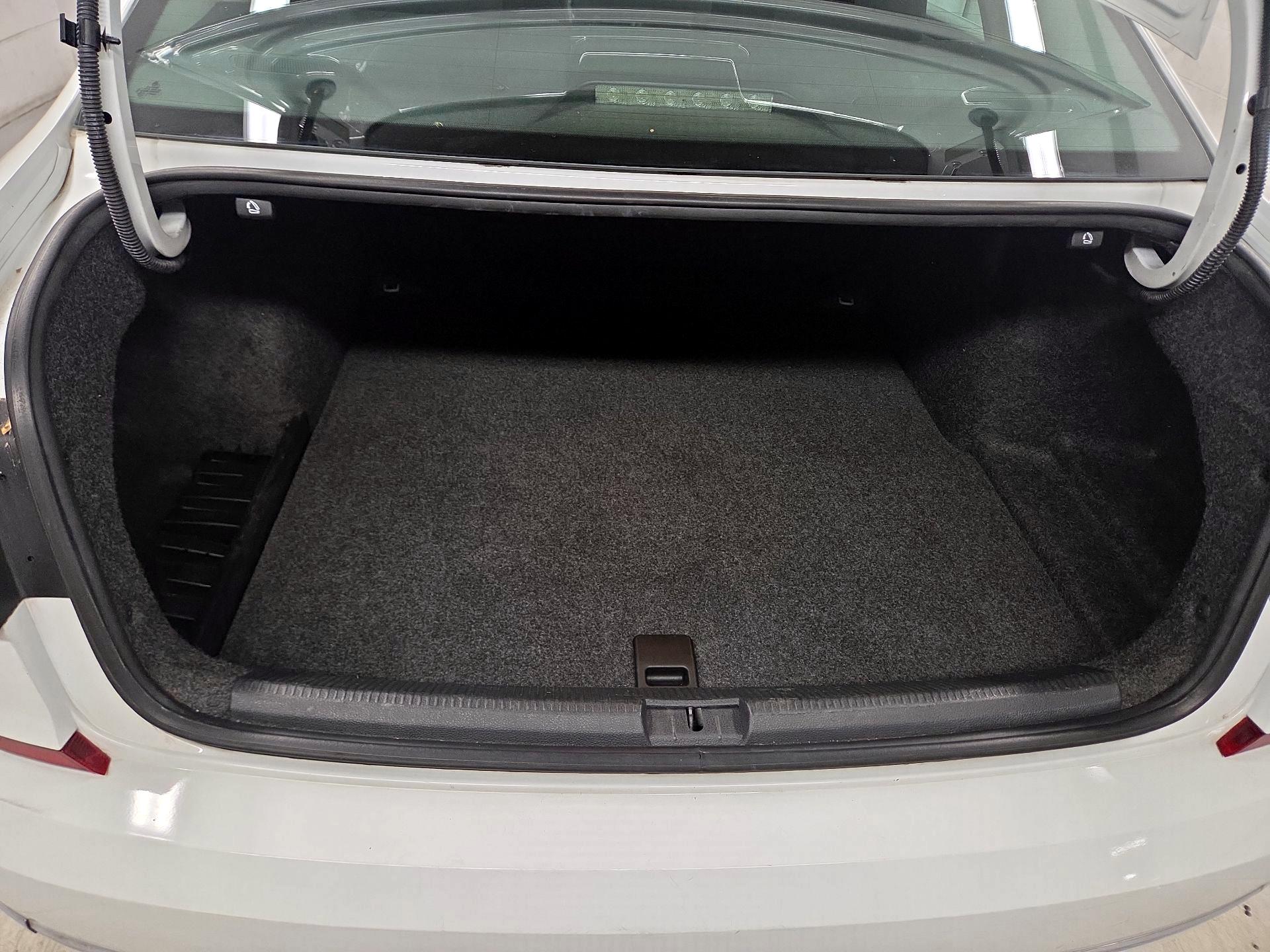 Thumbnail: 2016 Volkswagen Passat - 18