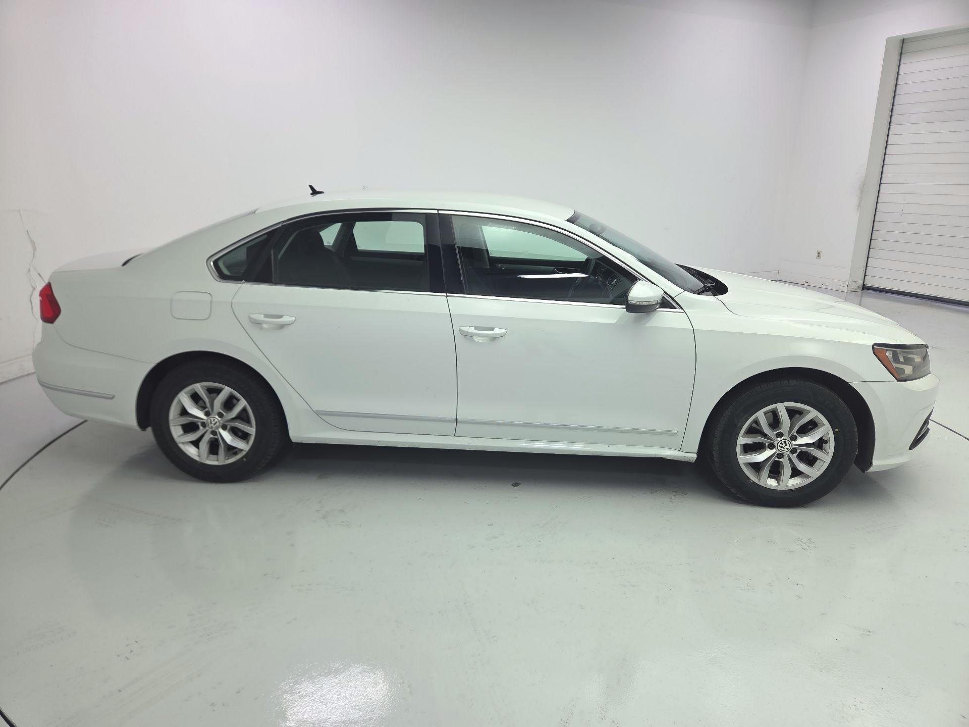 Thumbnail: 2016 Volkswagen Passat - 4