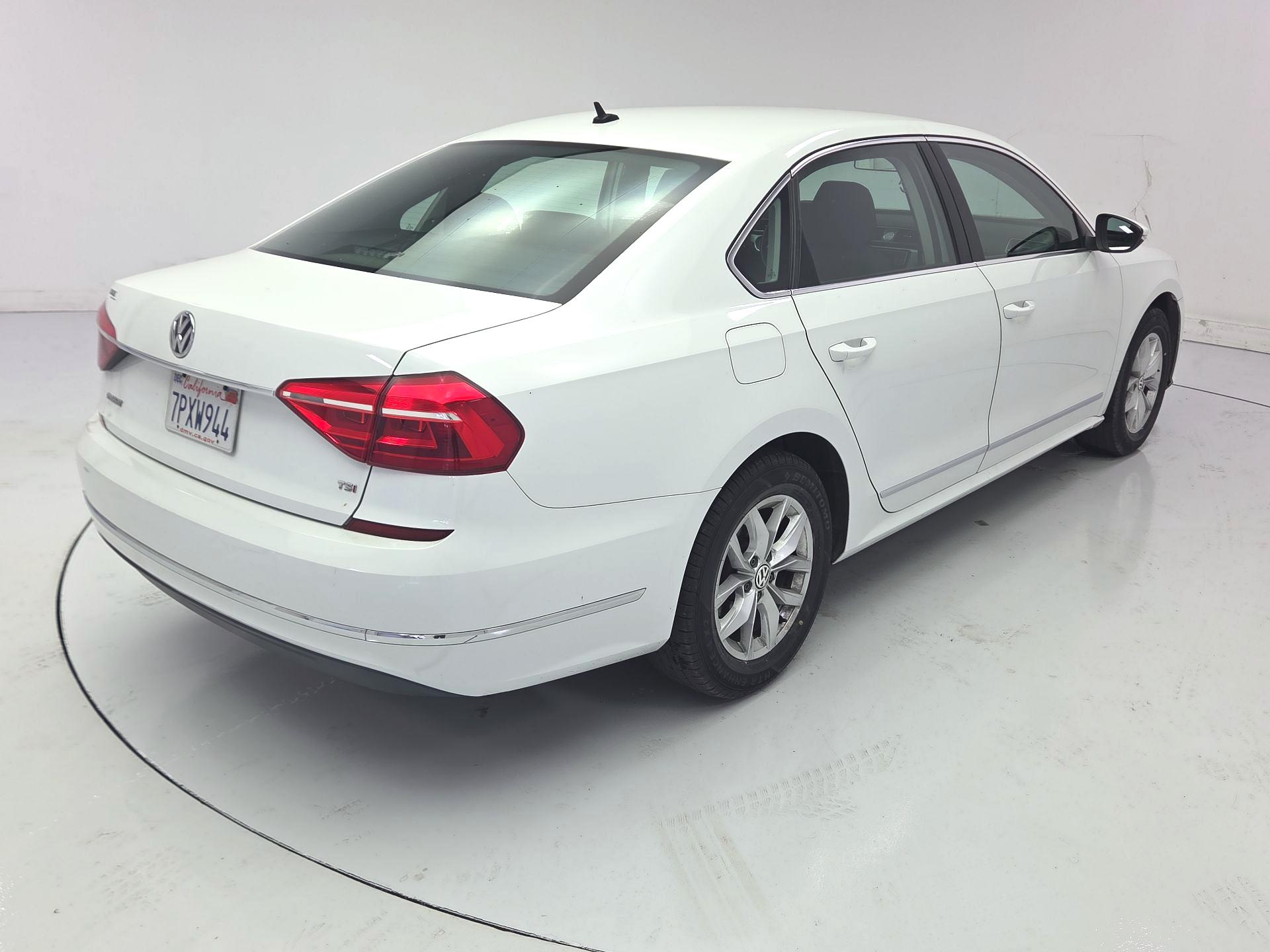 Thumbnail: 2016 Volkswagen Passat - 5