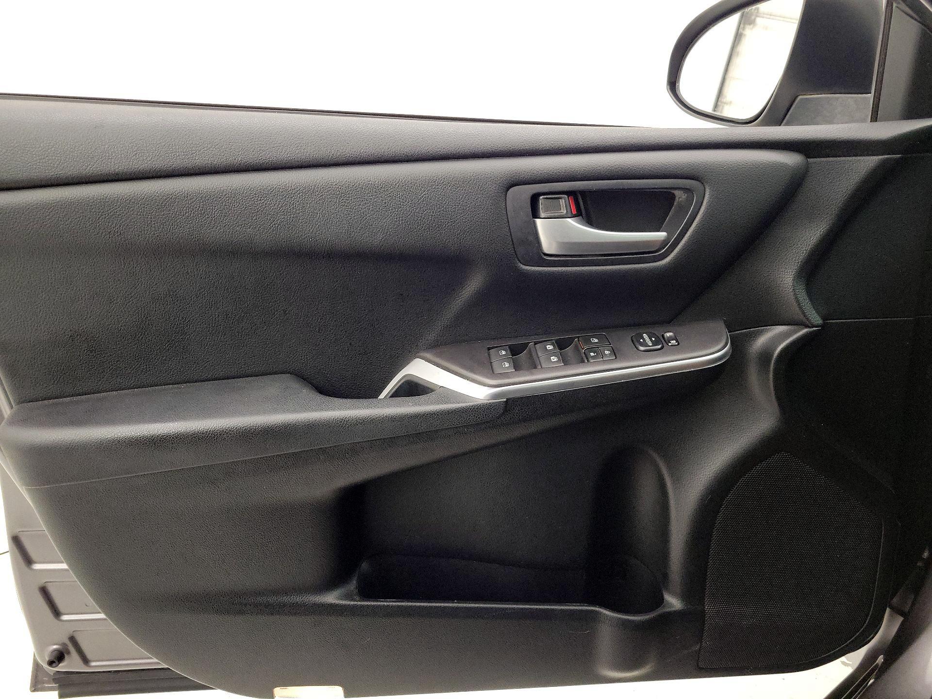 Thumbnail: 2016 Toyota Camry - 12