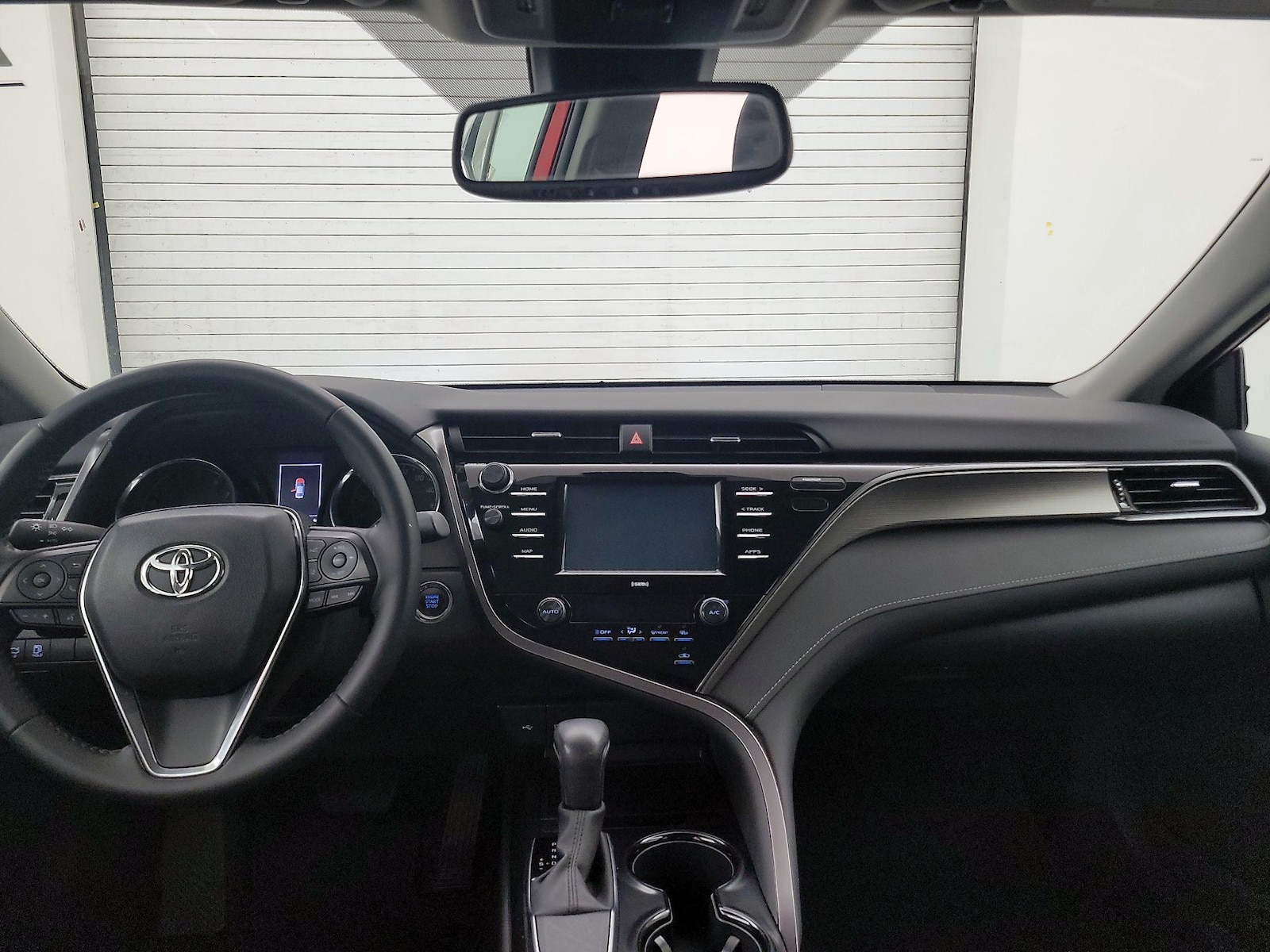 2020 Toyota Camry SE - Photo 10