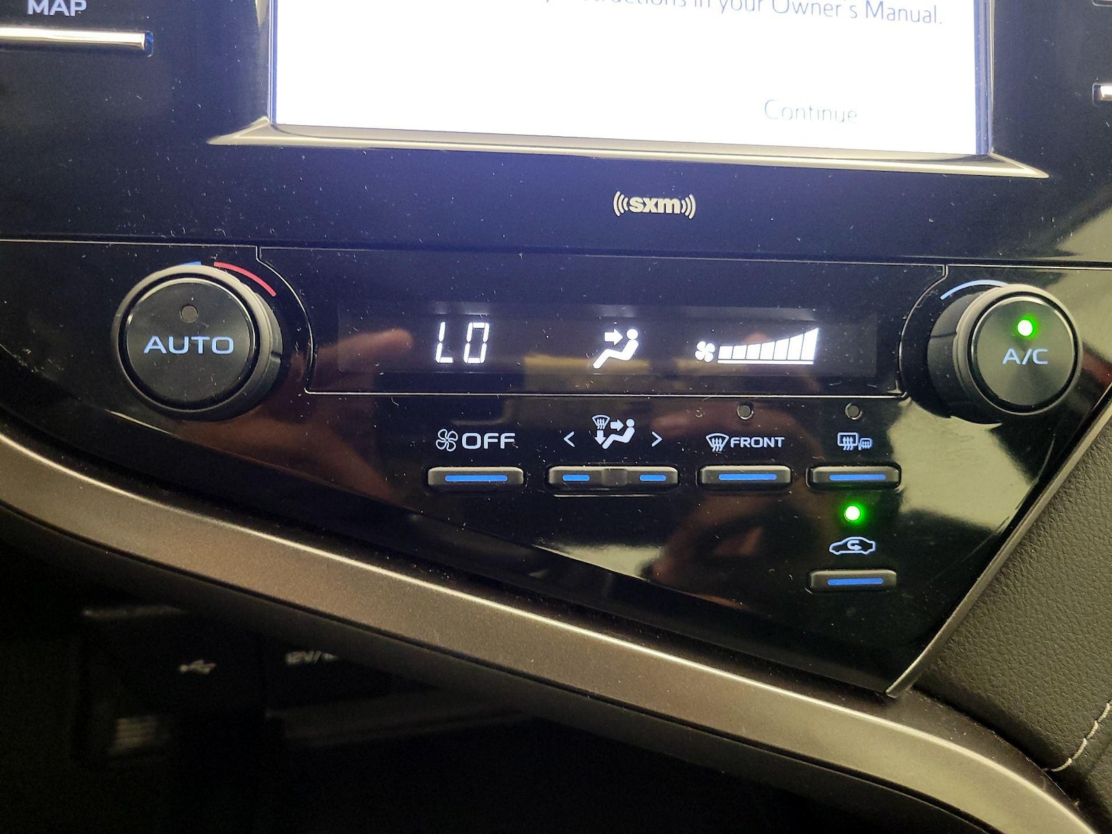 2020 Toyota Camry SE - Photo 17