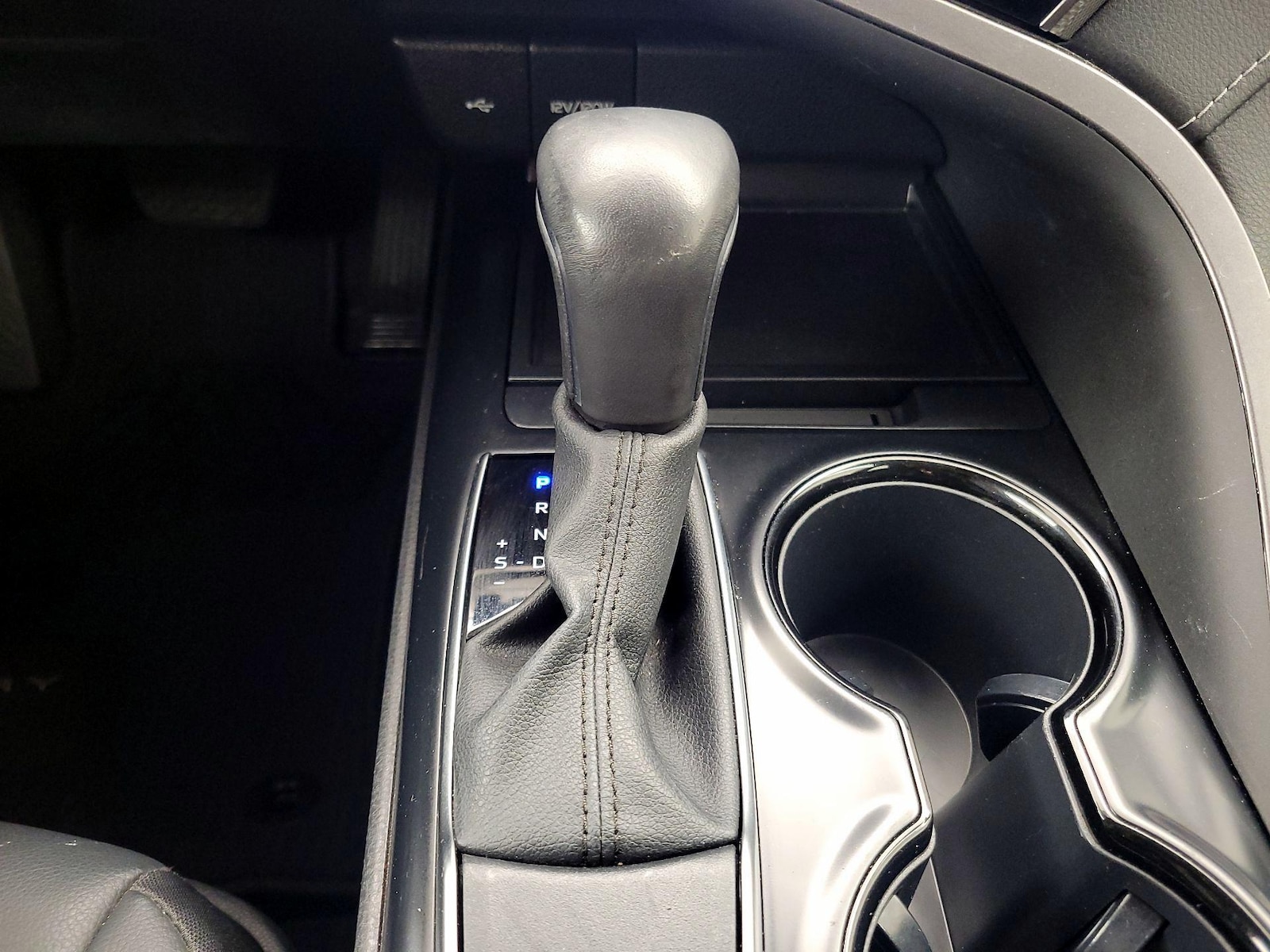 2020 Toyota Camry SE - Photo 18