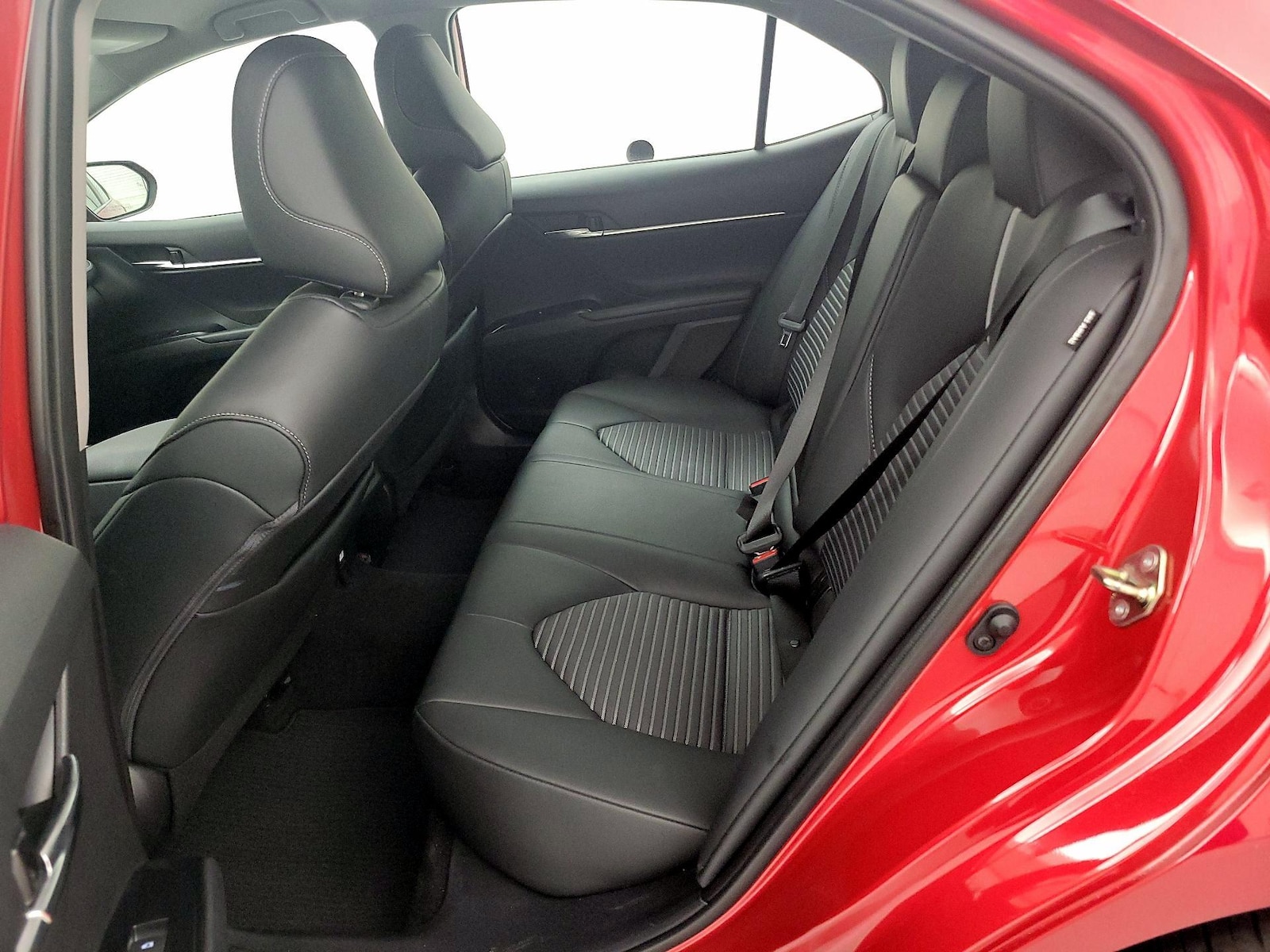 2020 Toyota Camry SE - Photo 20