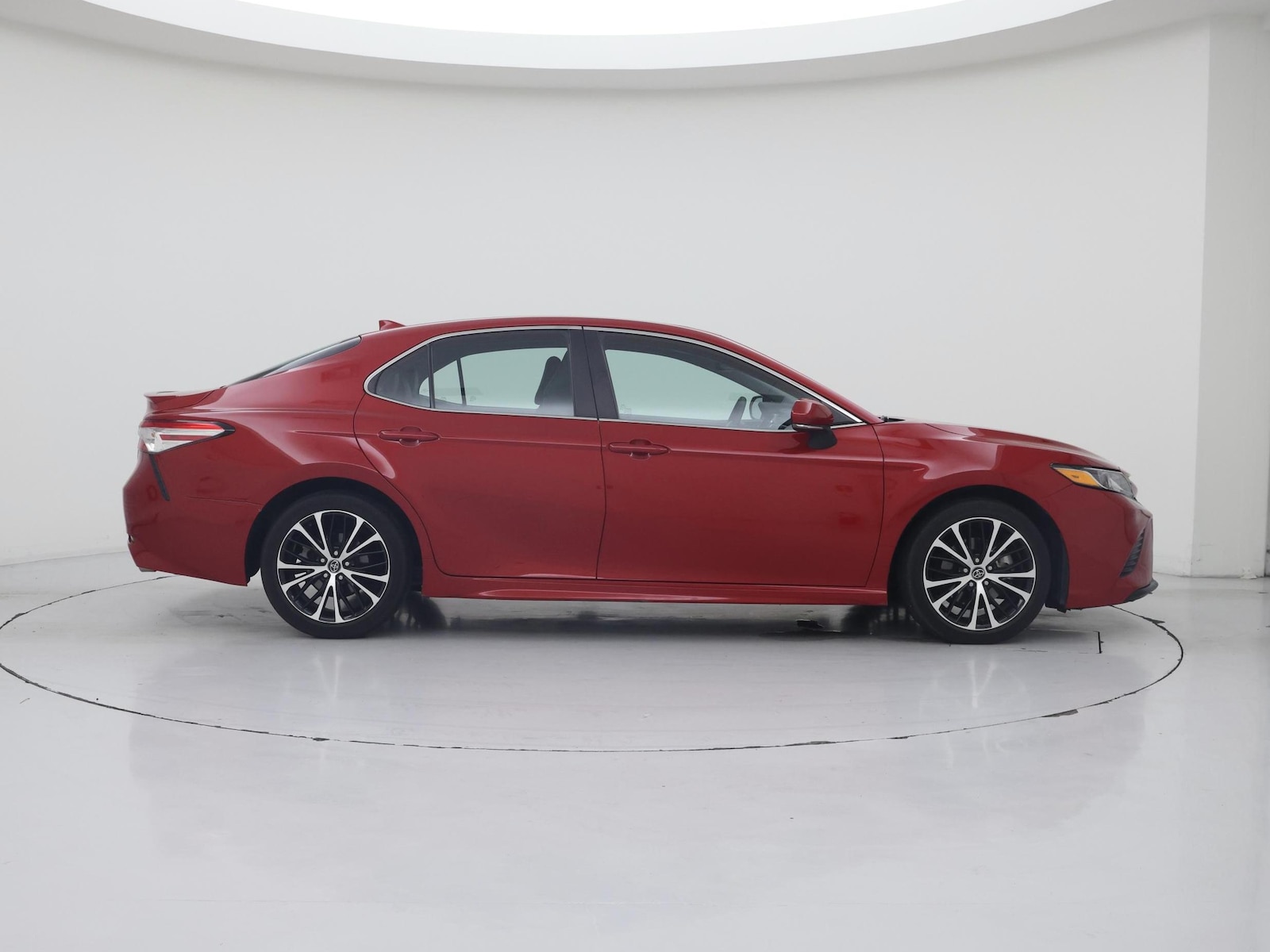 2020 Toyota Camry SE - Photo 8