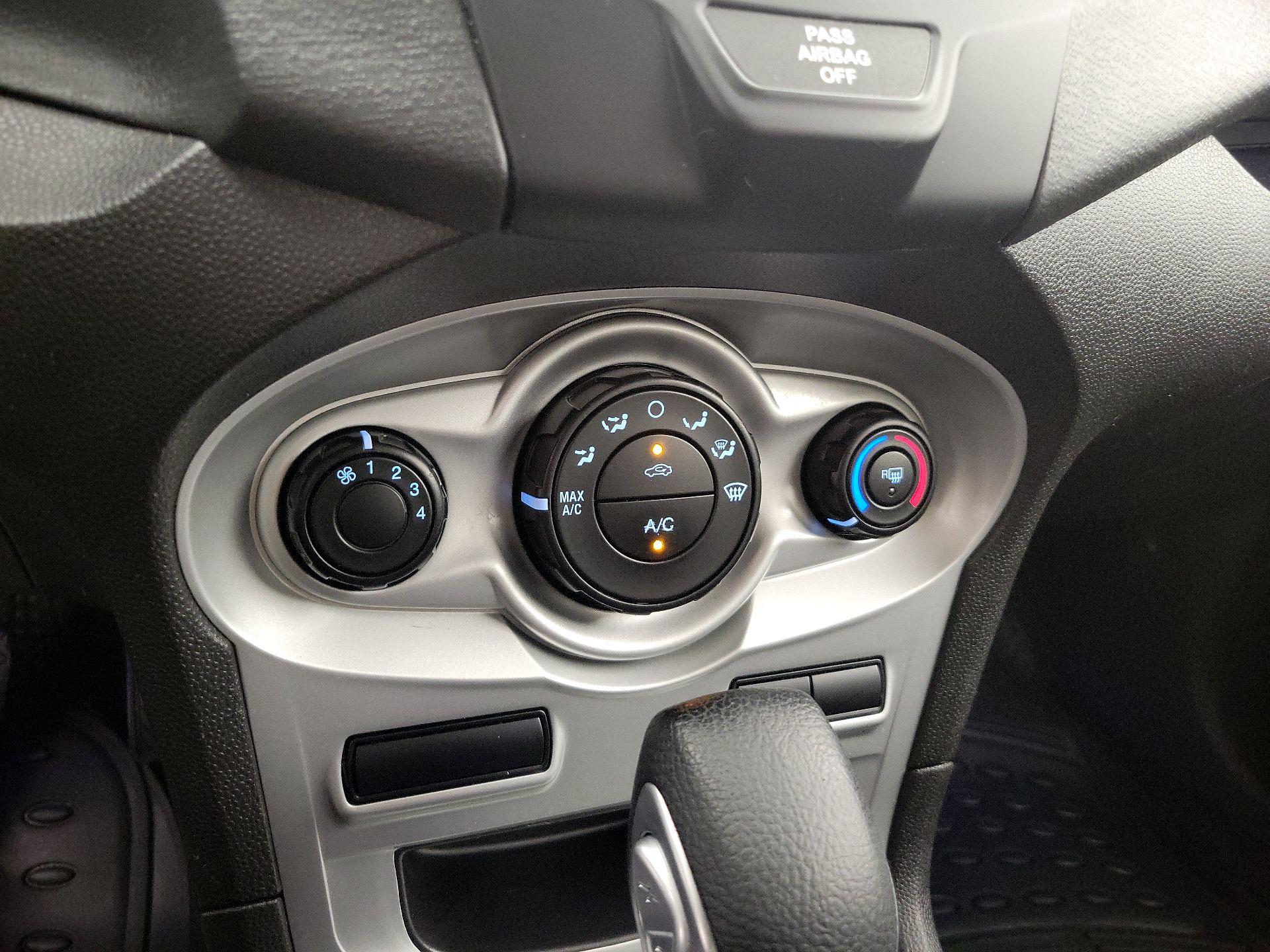 Thumbnail: 2015 Ford Fiesta - 15