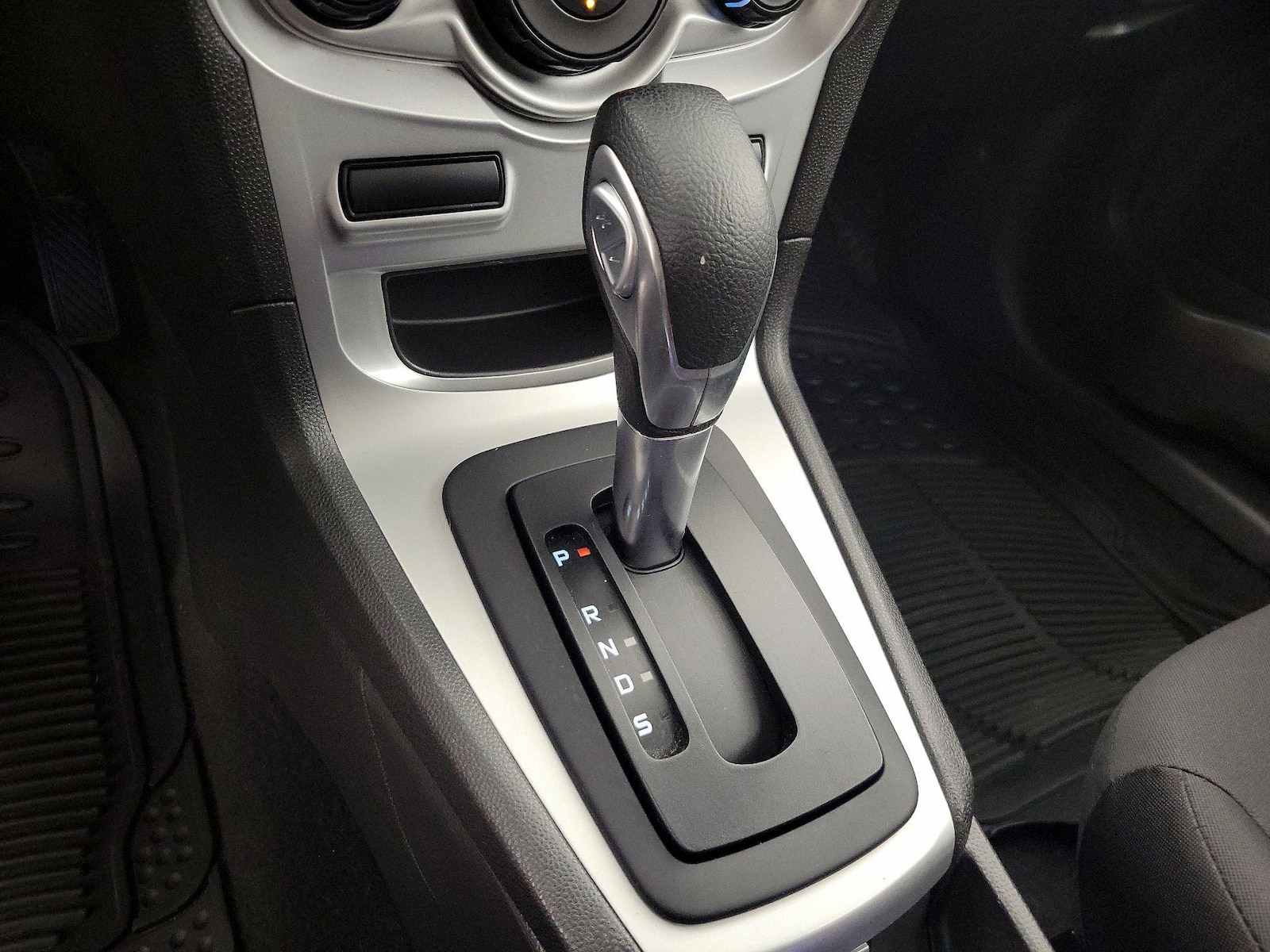 2015 Ford Fiesta SE - Photo 17