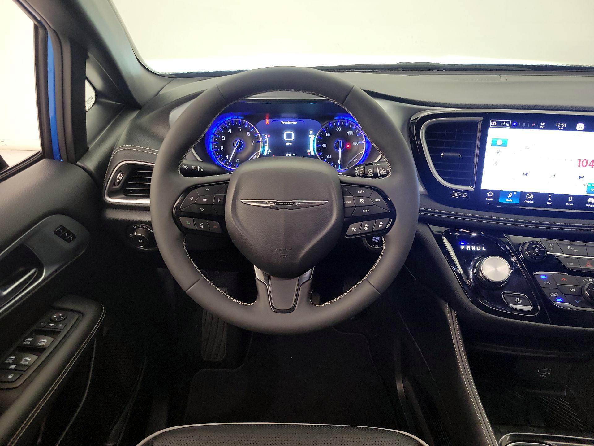 Thumbnail: 2026 Chrysler Pacifica - 10