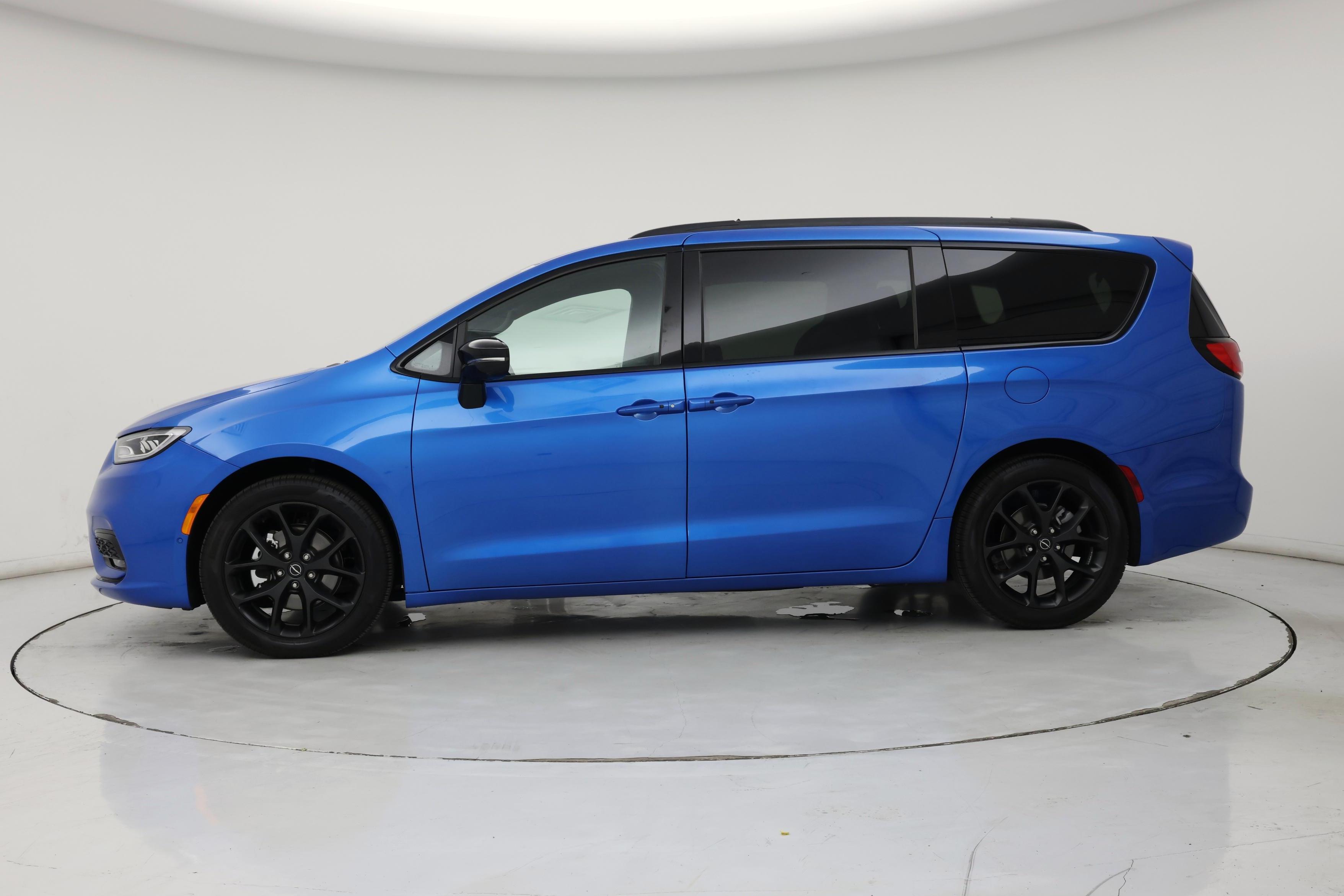 Thumbnail: 2026 Chrysler Pacifica - 3