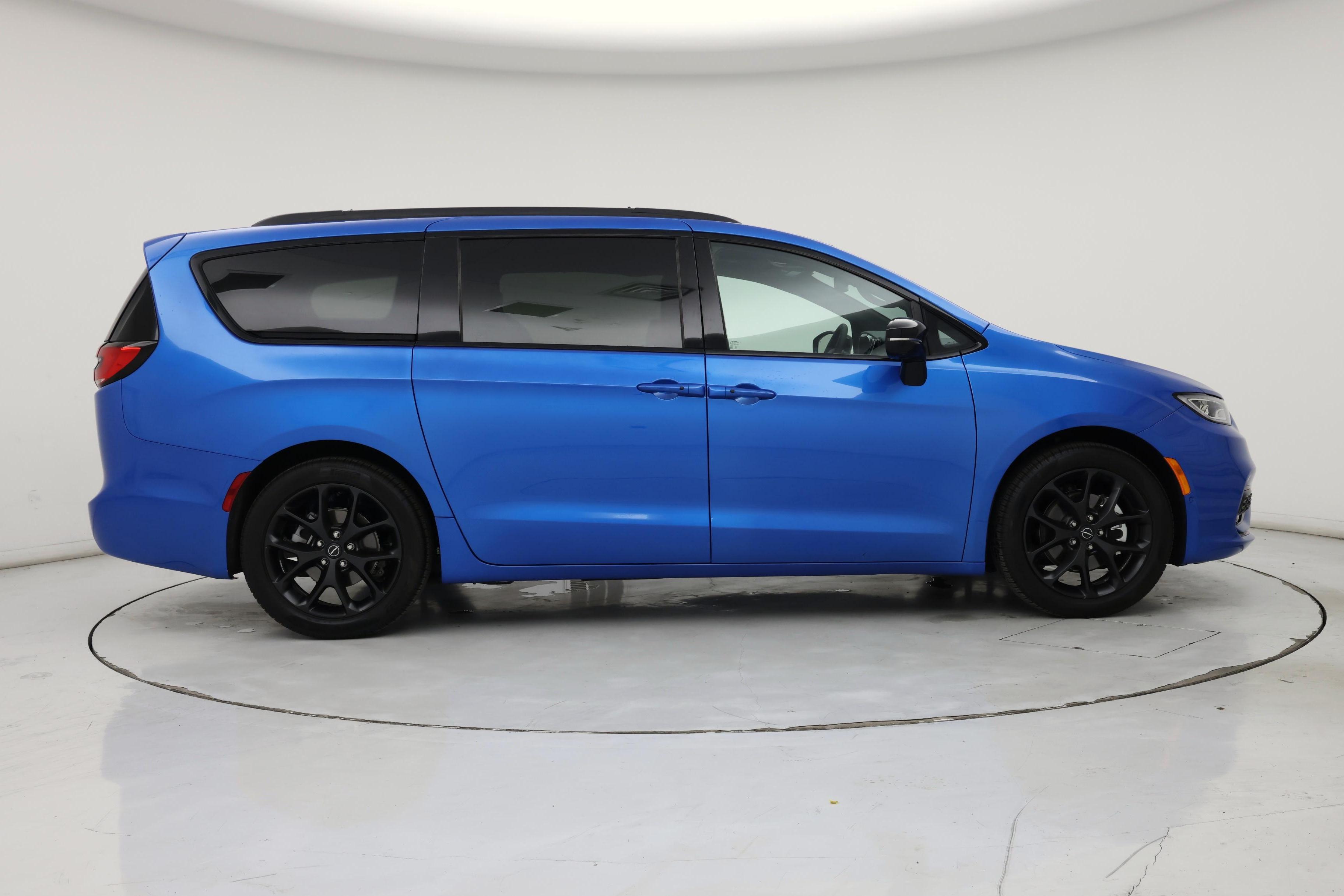 Thumbnail: 2026 Chrysler Pacifica - 7