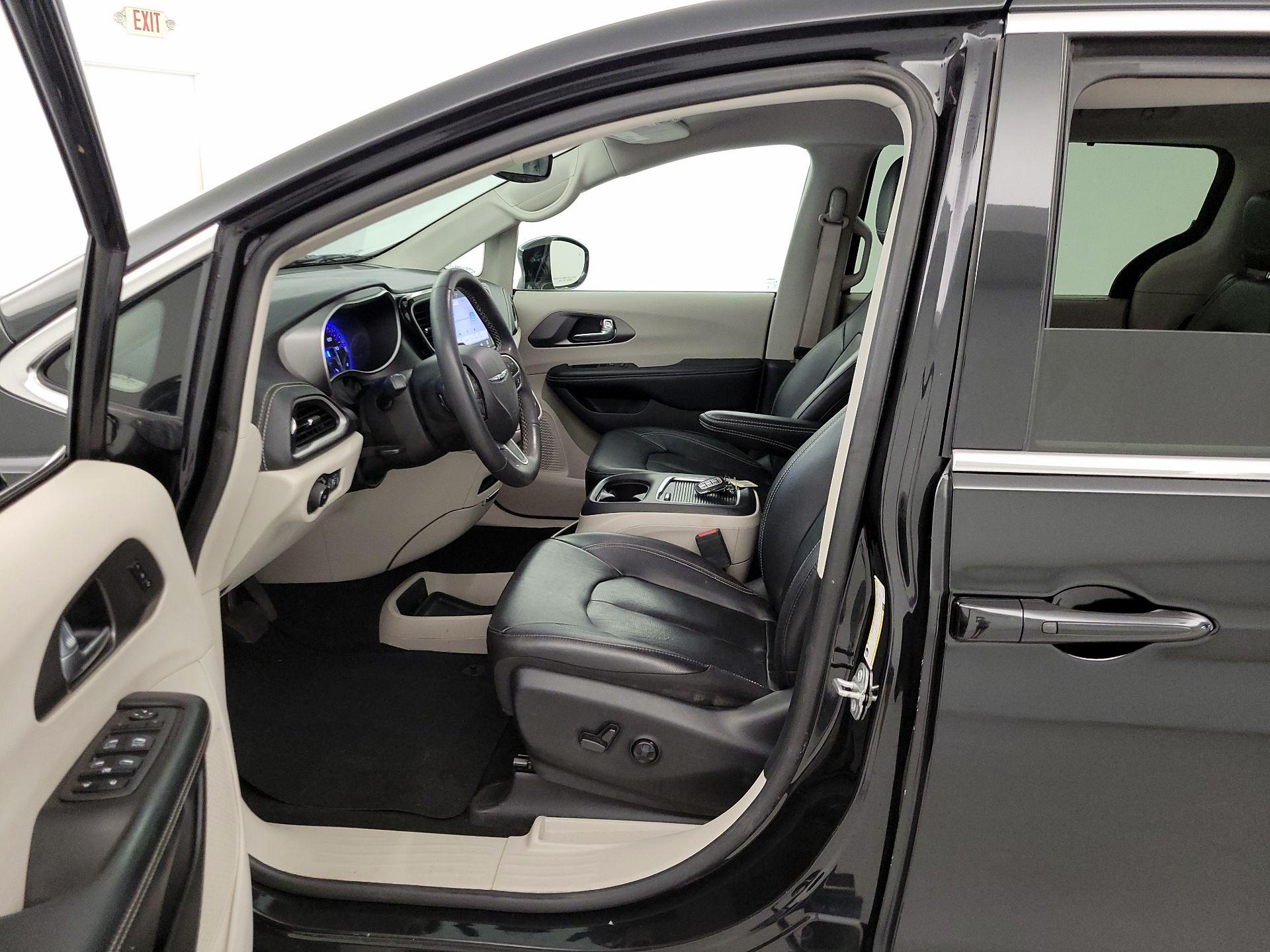 Thumbnail: 2022 Chrysler Pacifica - 9