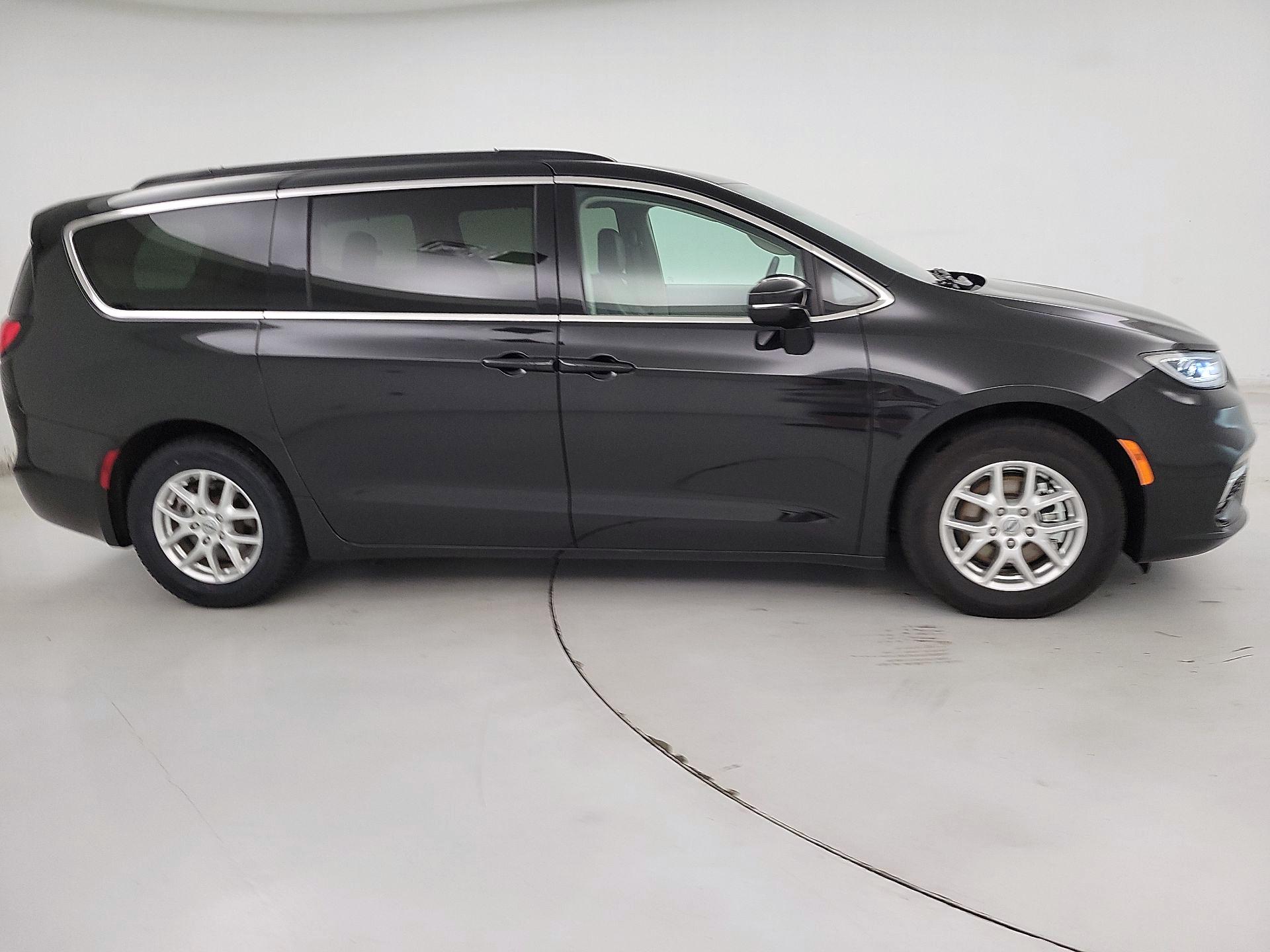 Thumbnail: 2022 Chrysler Pacifica - 4