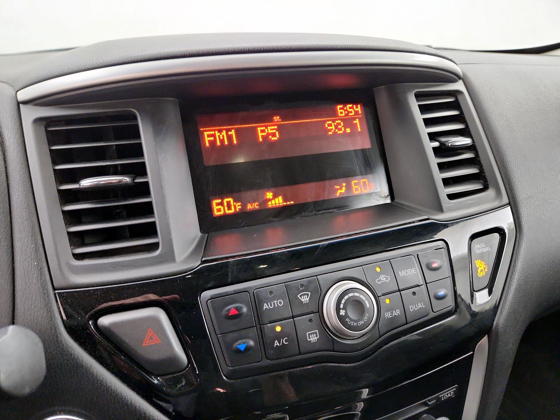 Thumbnail: 2016 Nissan Pathfinder - 15