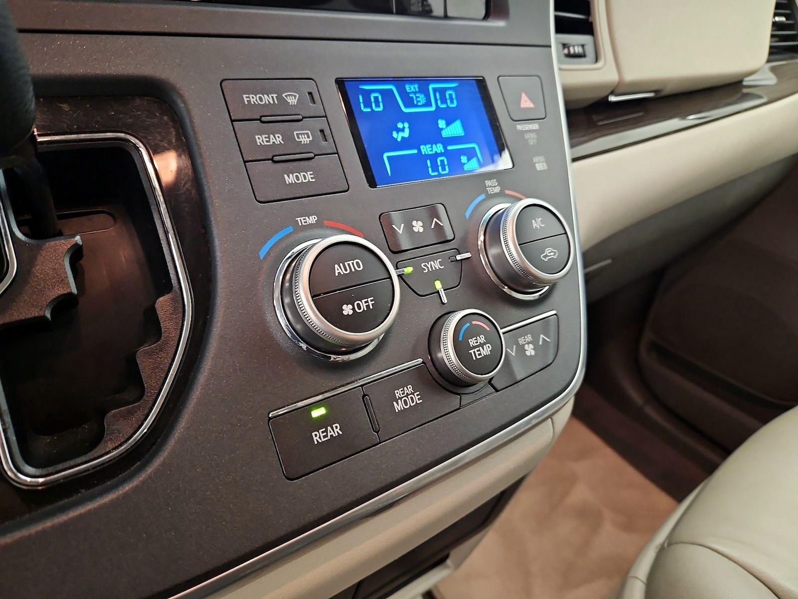 2015 Toyota Sienna XLE Premium - Photo 18