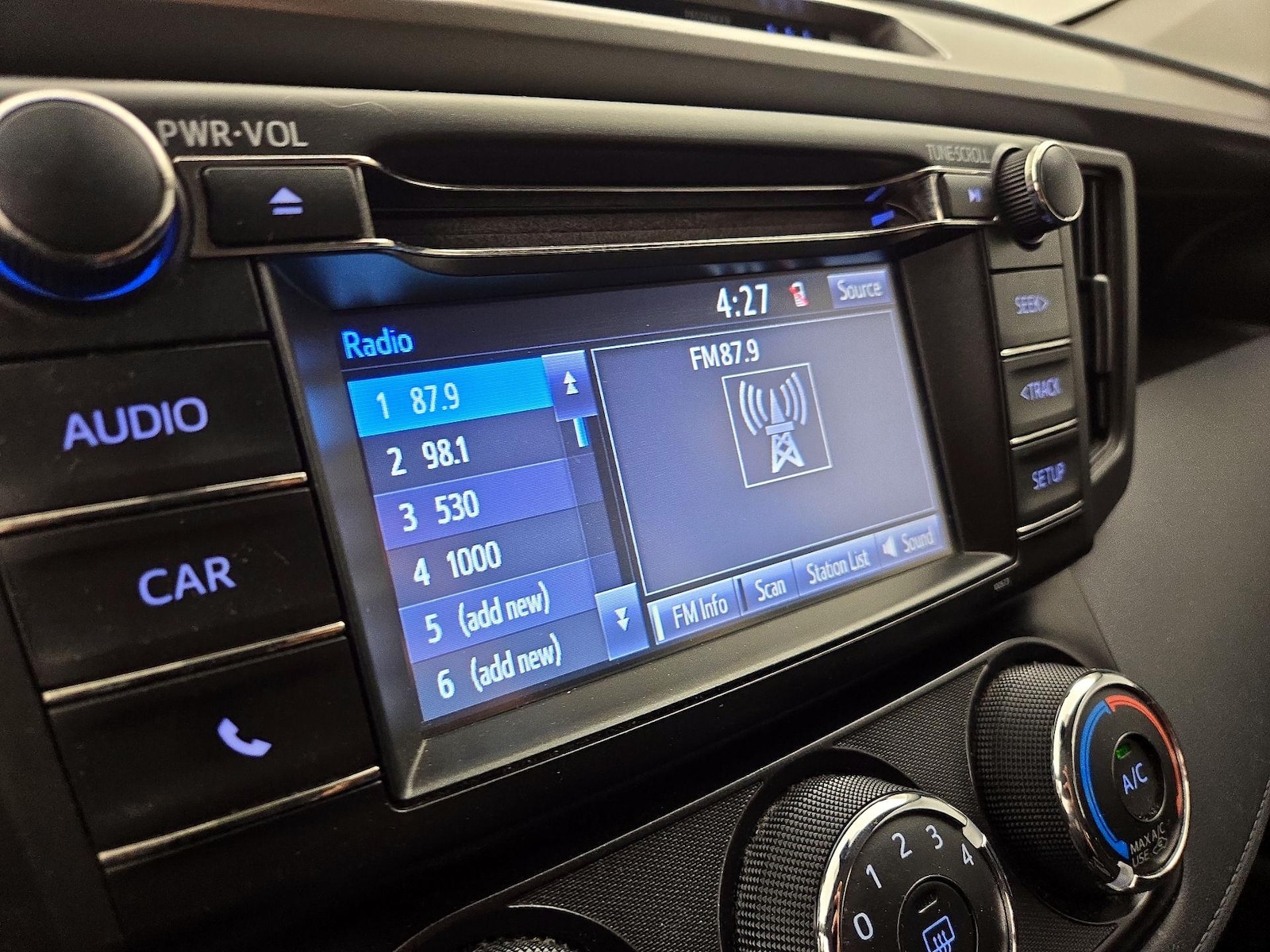 2017 Toyota RAV4 LE - Photo 16
