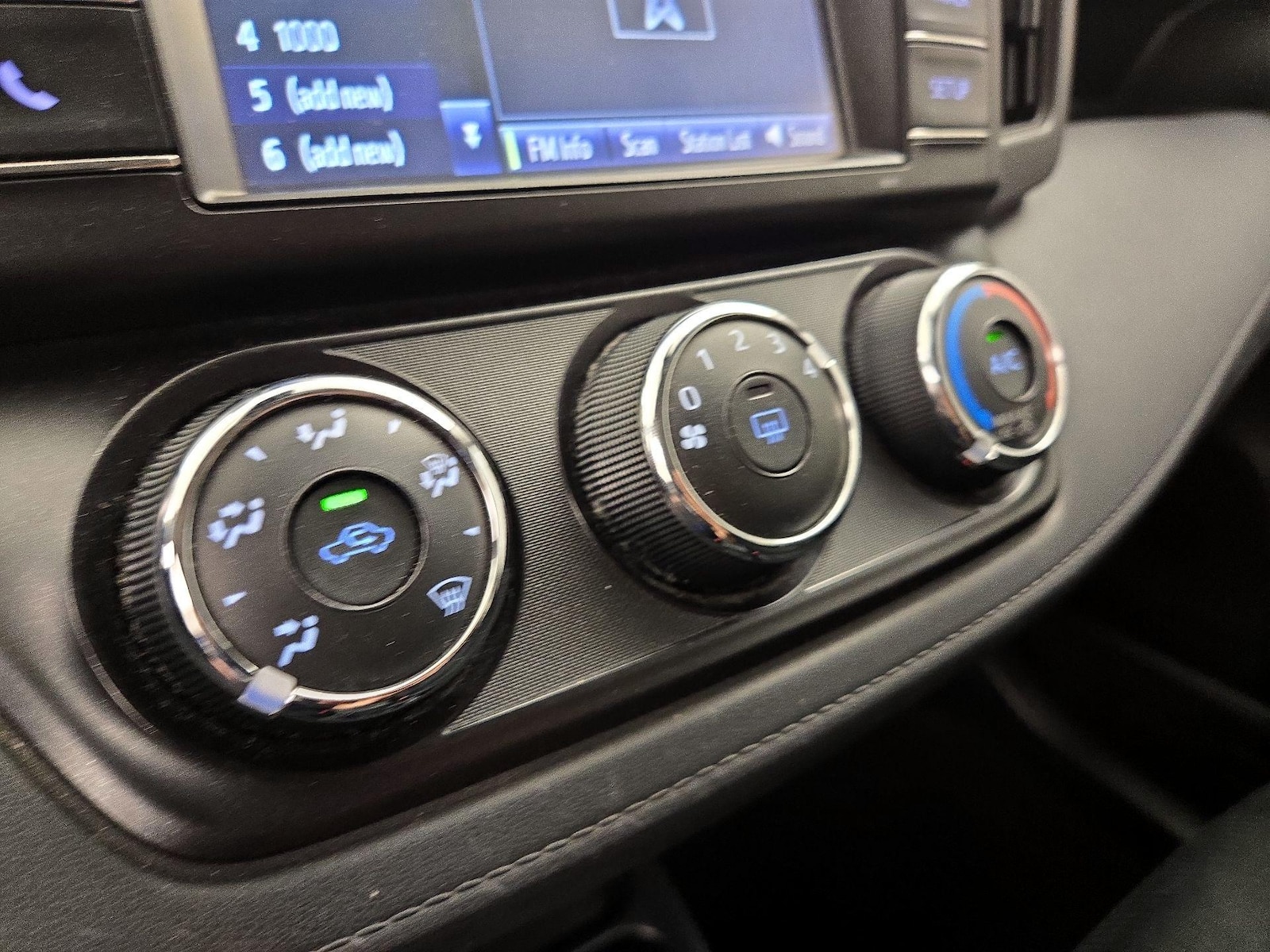 2017 Toyota RAV4 LE - Photo 17