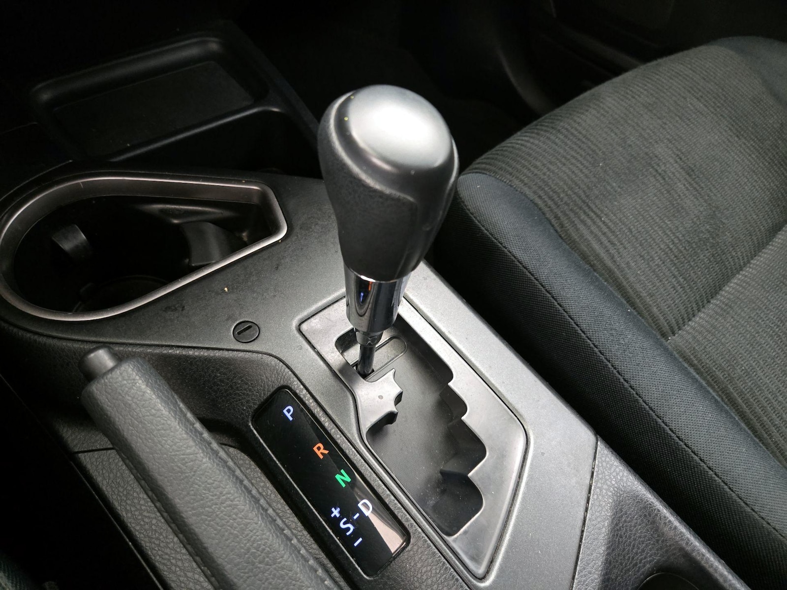 2017 Toyota RAV4 LE - Photo 18